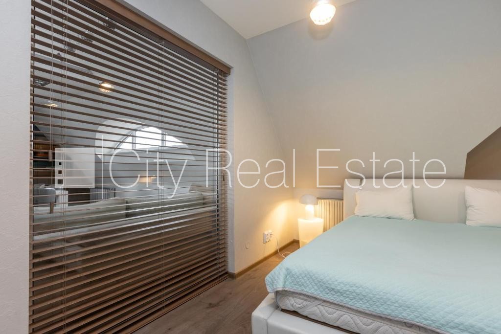 Sludinājumi. Fasādes māja, ieeja no ielas, kāpņu telpa pēc kapitālā remonta, terase, logi vērsti mājas abās Cena: 1800 EUR/mēn Foto #14