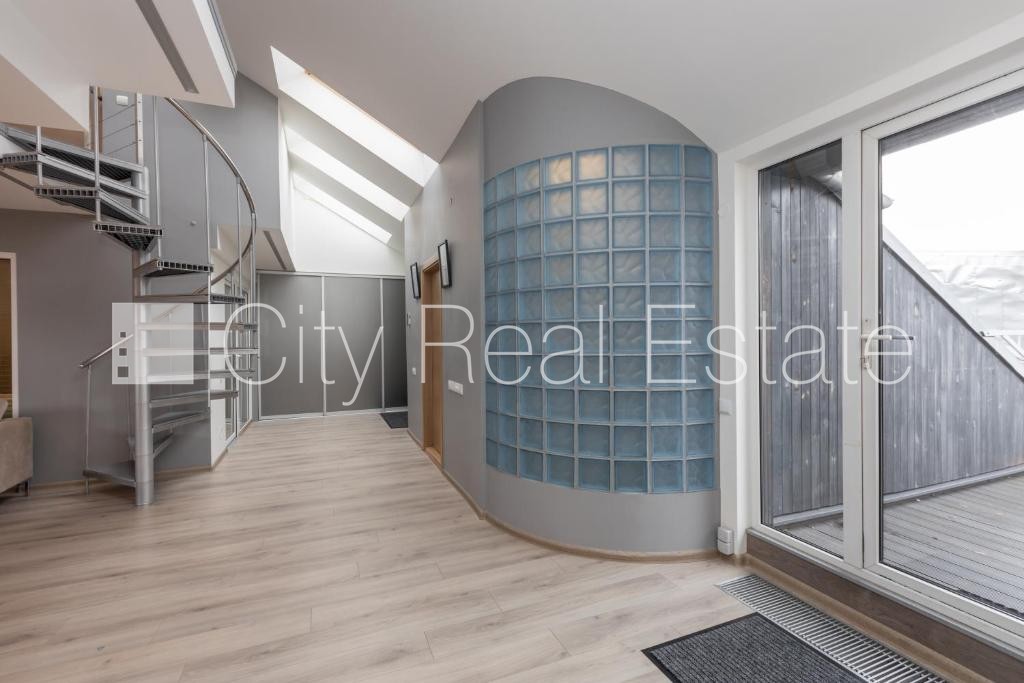 Sludinājumi. Fasādes māja, ieeja no ielas, kāpņu telpa pēc kapitālā remonta, terase, logi vērsti mājas abās Cena: 1800 EUR/mēn Foto #25