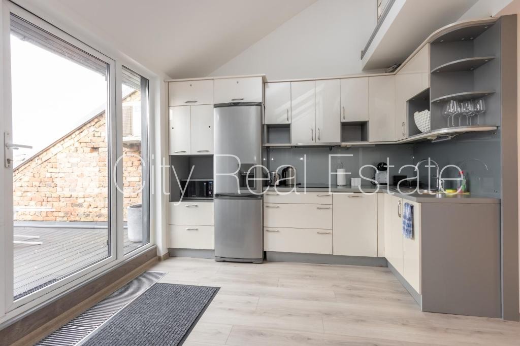 Sludinājumi. Fasādes māja, ieeja no ielas, kāpņu telpa pēc kapitālā remonta, terase, logi vērsti mājas abās Cena: 1800 EUR/mēn Foto #9