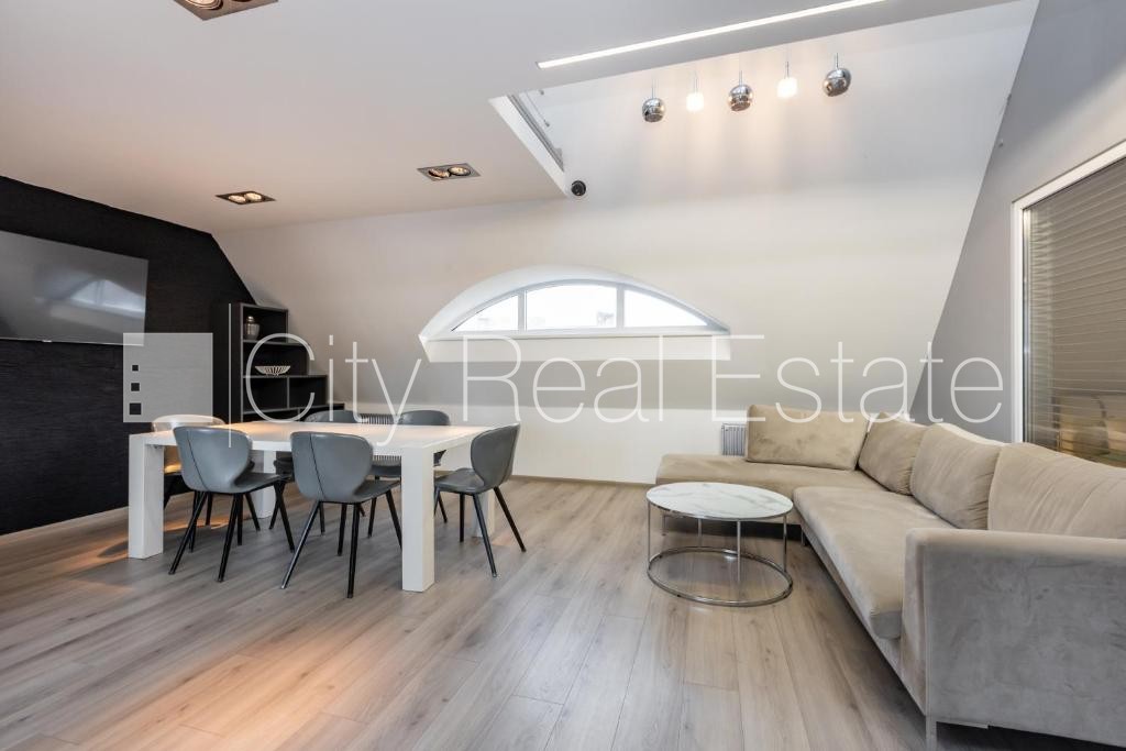 Sludinājumi. Fasādes māja, ieeja no ielas, kāpņu telpa pēc kapitālā remonta, terase, logi vērsti mājas abās Cena: 1800 EUR/mēn Foto #4