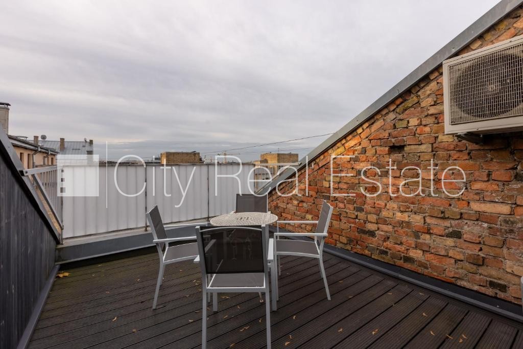 Sludinājumi. Fasādes māja, ieeja no ielas, kāpņu telpa pēc kapitālā remonta, terase, logi vērsti mājas abās Cena: 1800 EUR/mēn Foto #11