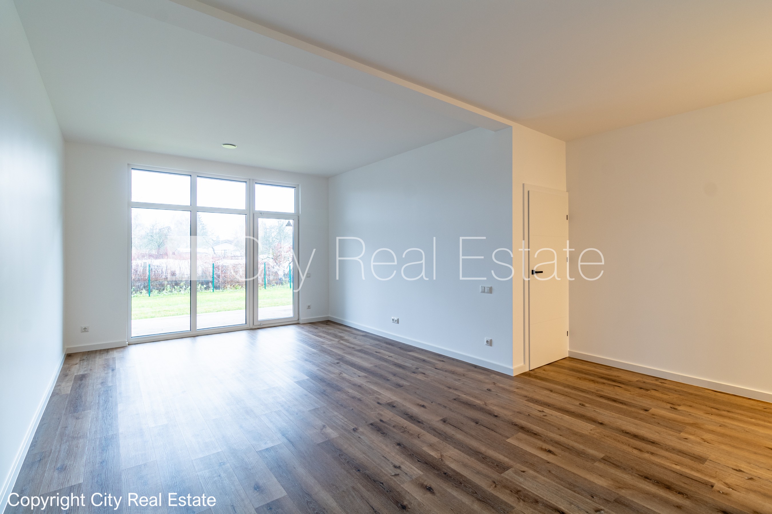 Объявление. Рядный дом, энергоэффективный дом, благоустроенная озеленённая территория, территория обнесена Цена: 229100 EUR Foto #2