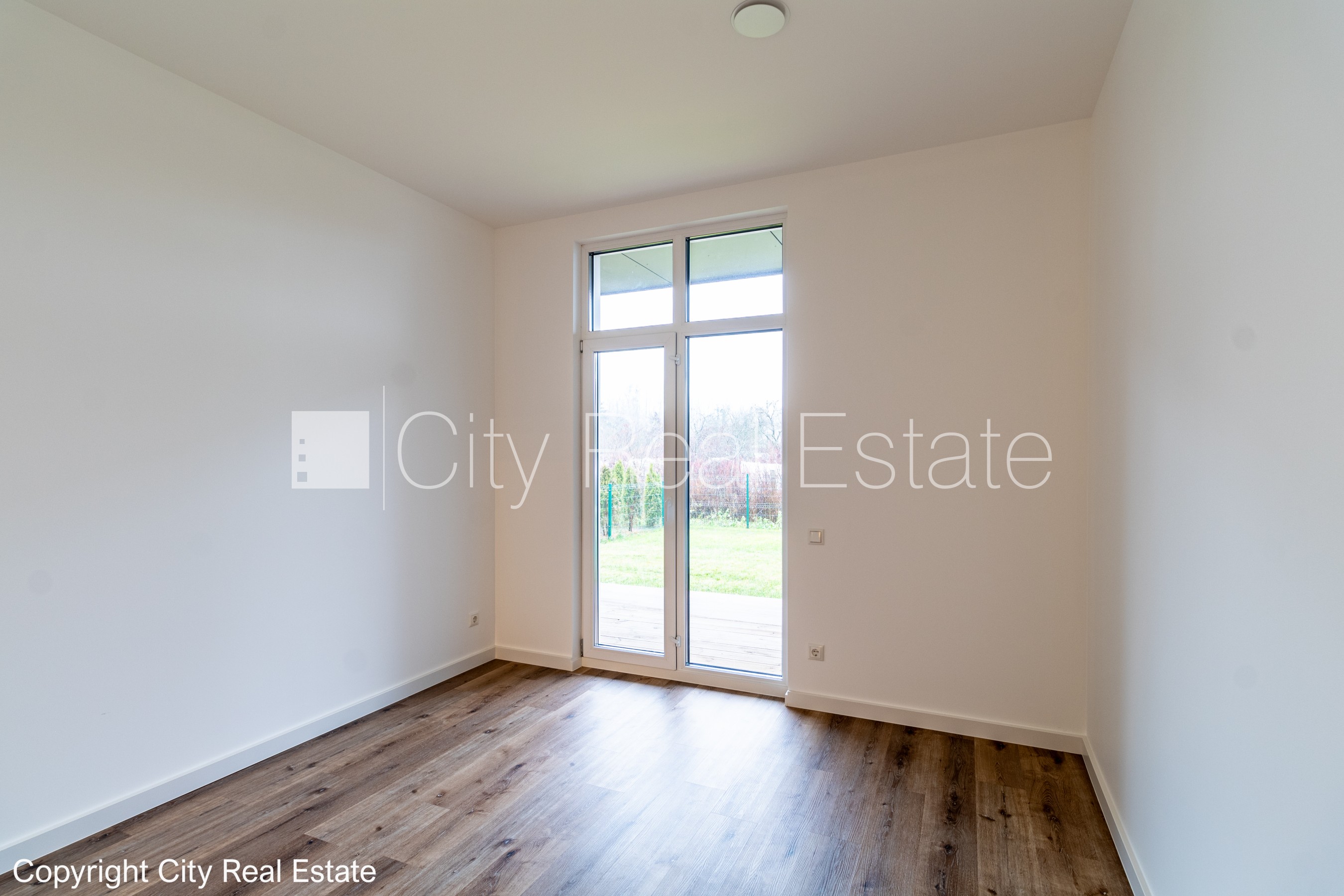 Объявление. Рядный дом, энергоэффективный дом, благоустроенная озеленённая территория, территория обнесена Цена: 229100 EUR Foto #8