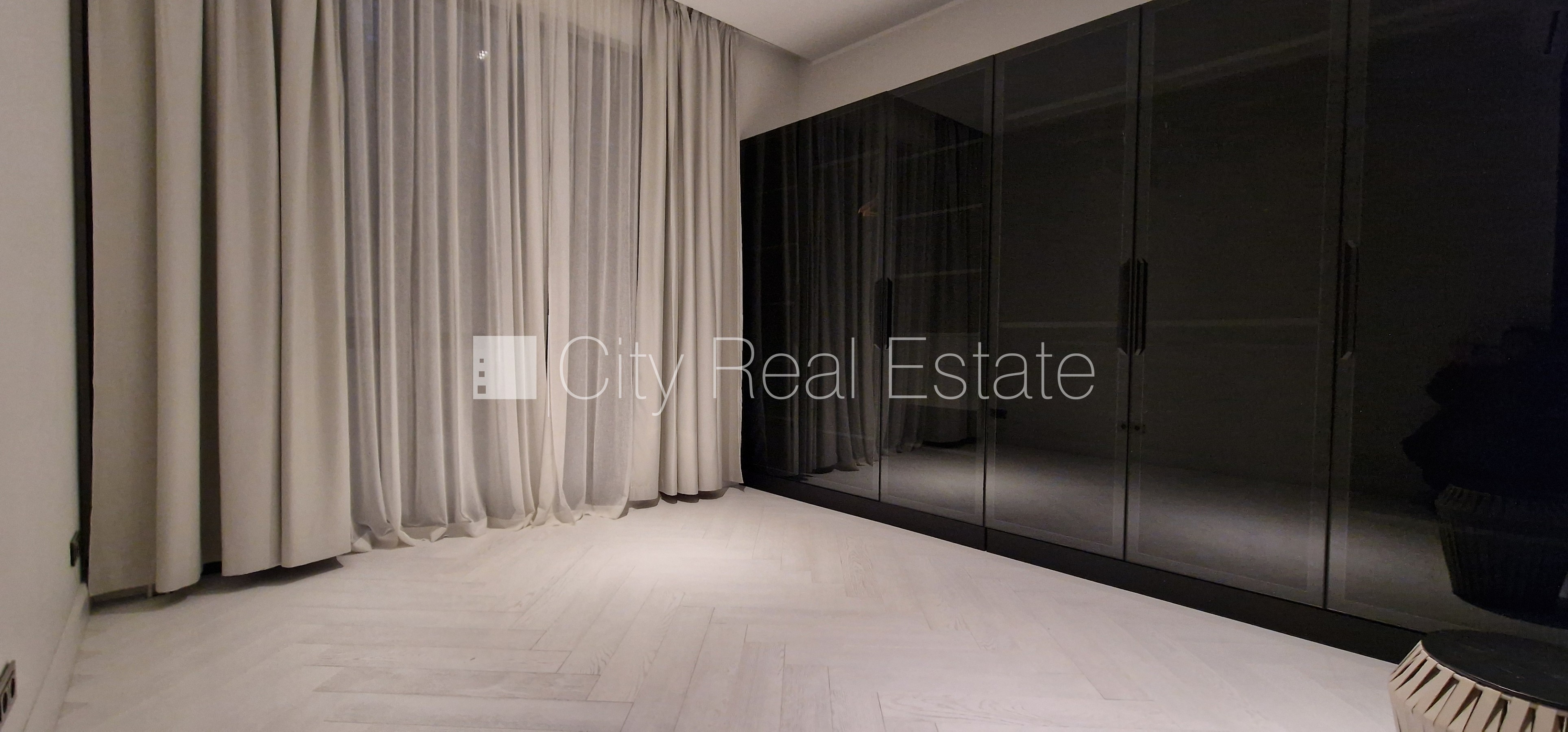 Sludinājumi. Jaunceltne, fasādes māja, zaļā teritorija, labiekārtota apzaļumota teritorija, slēgta teritorija, Cena: 5100 EUR/mēn Foto #11