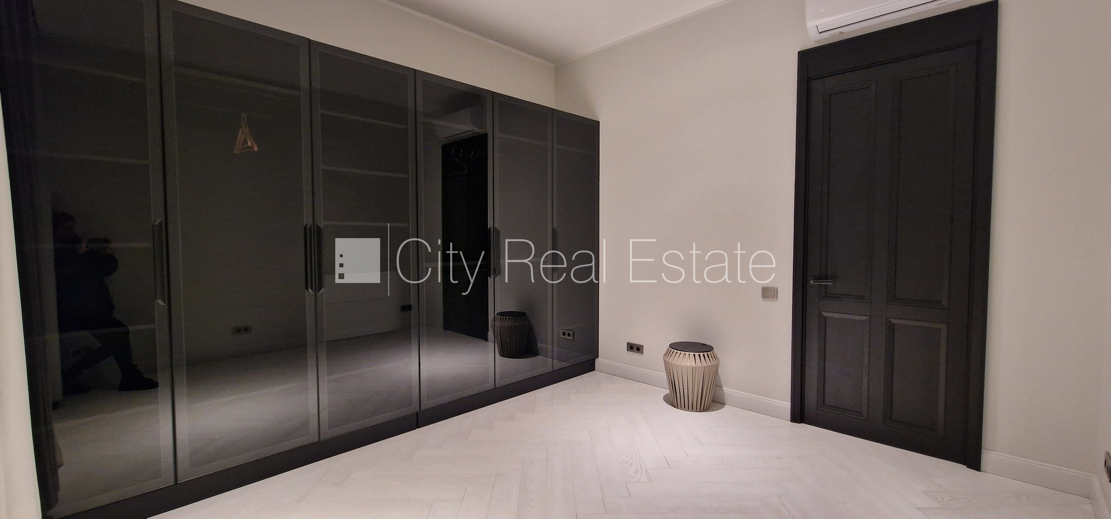 Sludinājumi. Jaunceltne, fasādes māja, zaļā teritorija, labiekārtota apzaļumota teritorija, slēgta teritorija, Cena: 5100 EUR/mēn Foto #12