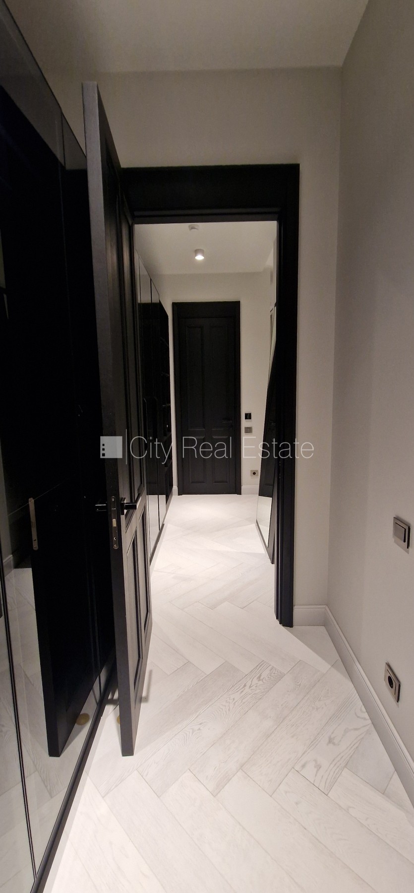 Sludinājumi. Jaunceltne, fasādes māja, zaļā teritorija, labiekārtota apzaļumota teritorija, slēgta teritorija, Cena: 5100 EUR/mēn Foto #19