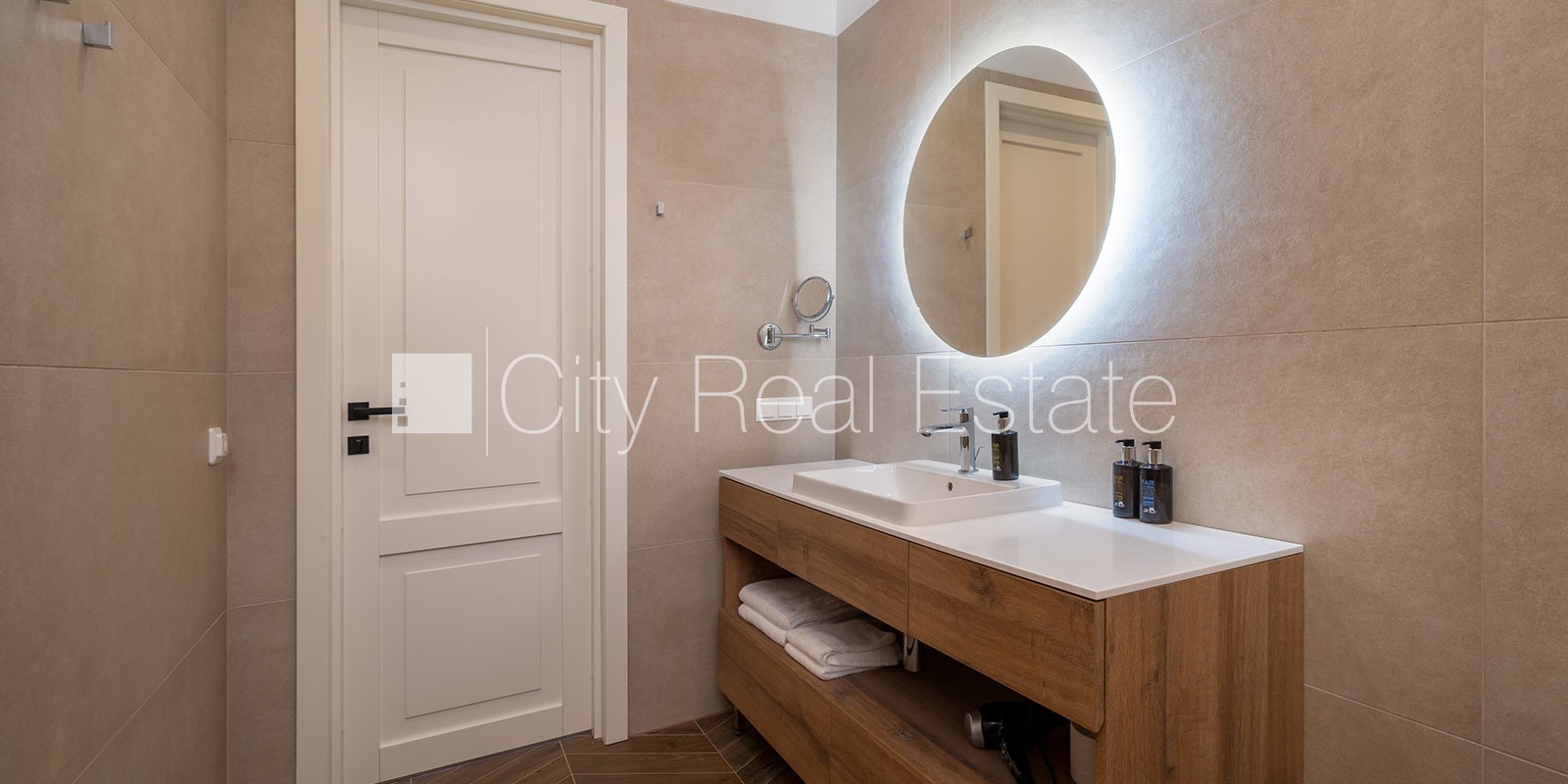 Sludinājumi. Jaunceltne, fasādes māja, labiekārtots apzaļumots pagalms, pazemes autostāvvieta, pagalmā bērnu Cena: 1550 EUR/mēn Foto #9