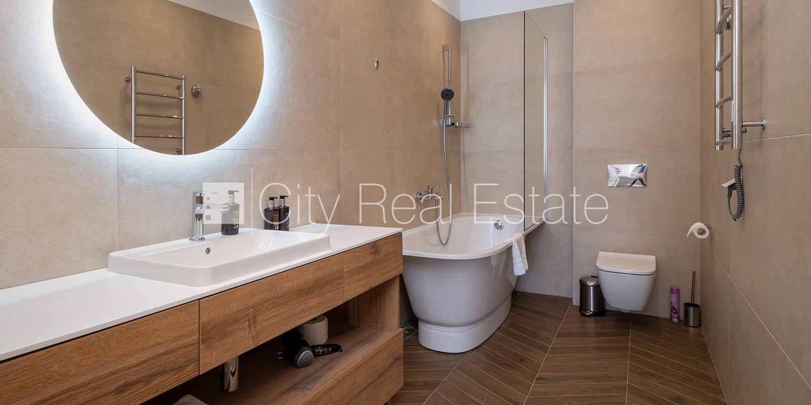 Sludinājumi. Jaunceltne, fasādes māja, labiekārtots apzaļumots pagalms, pazemes autostāvvieta, pagalmā bērnu Cena: 1550 EUR/mēn Foto #8