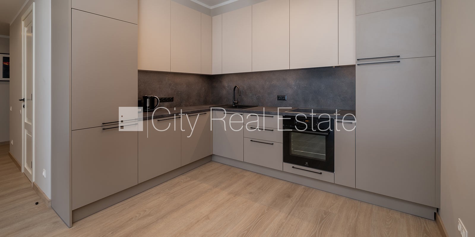 Sludinājumi. Jaunceltne, fasādes māja, labiekārtots apzaļumots pagalms, pazemes autostāvvieta, pagalmā bērnu Cena: 1550 EUR/mēn Foto #4