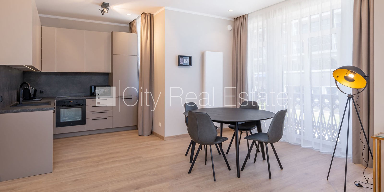 Sludinājumi. Jaunceltne, fasādes māja, labiekārtota apzaļumota teritorija, iespēja nomāt autostāvvietu, pazemes Cena: 1550 EUR/mēn Foto #5