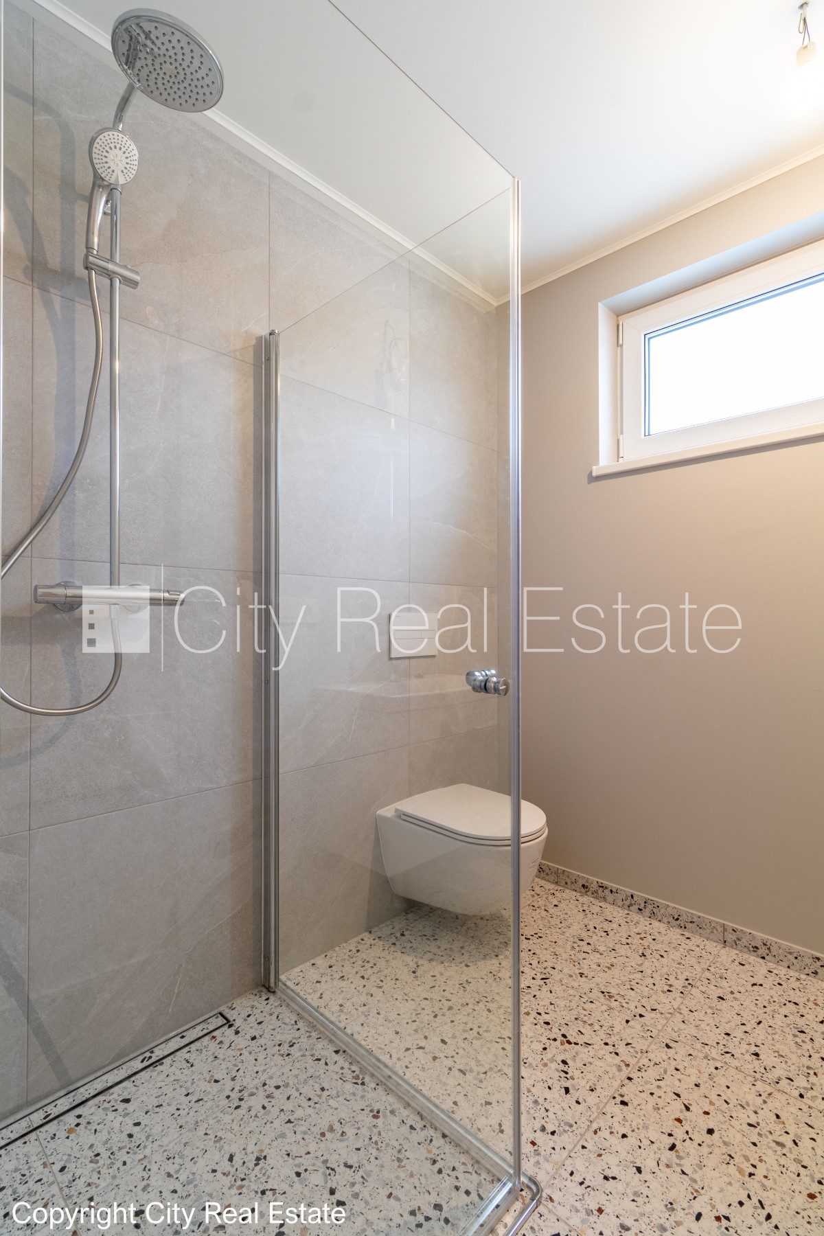 Sludinājumi. Rindu māja, energo efektīva māja, labiekārtots apzaļumots pagalms, bruģēts piebraucamais ceļš, Cena: 270000 EUR Foto #19