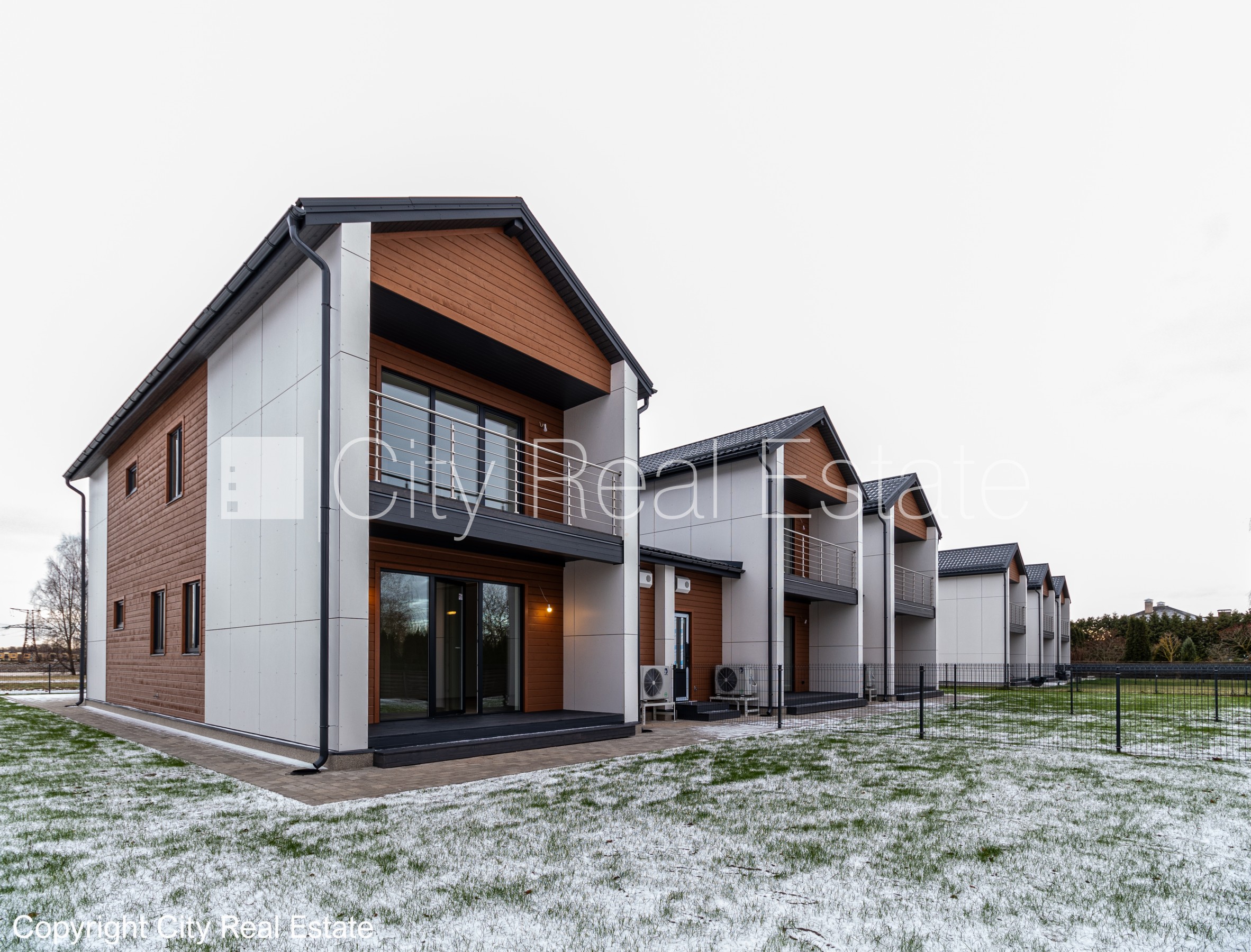 Sludinājumi. Rindu māja, energo efektīva māja, labiekārtots apzaļumots pagalms, bruģēts piebraucamais ceļš, Cena: 270000 EUR Foto #1