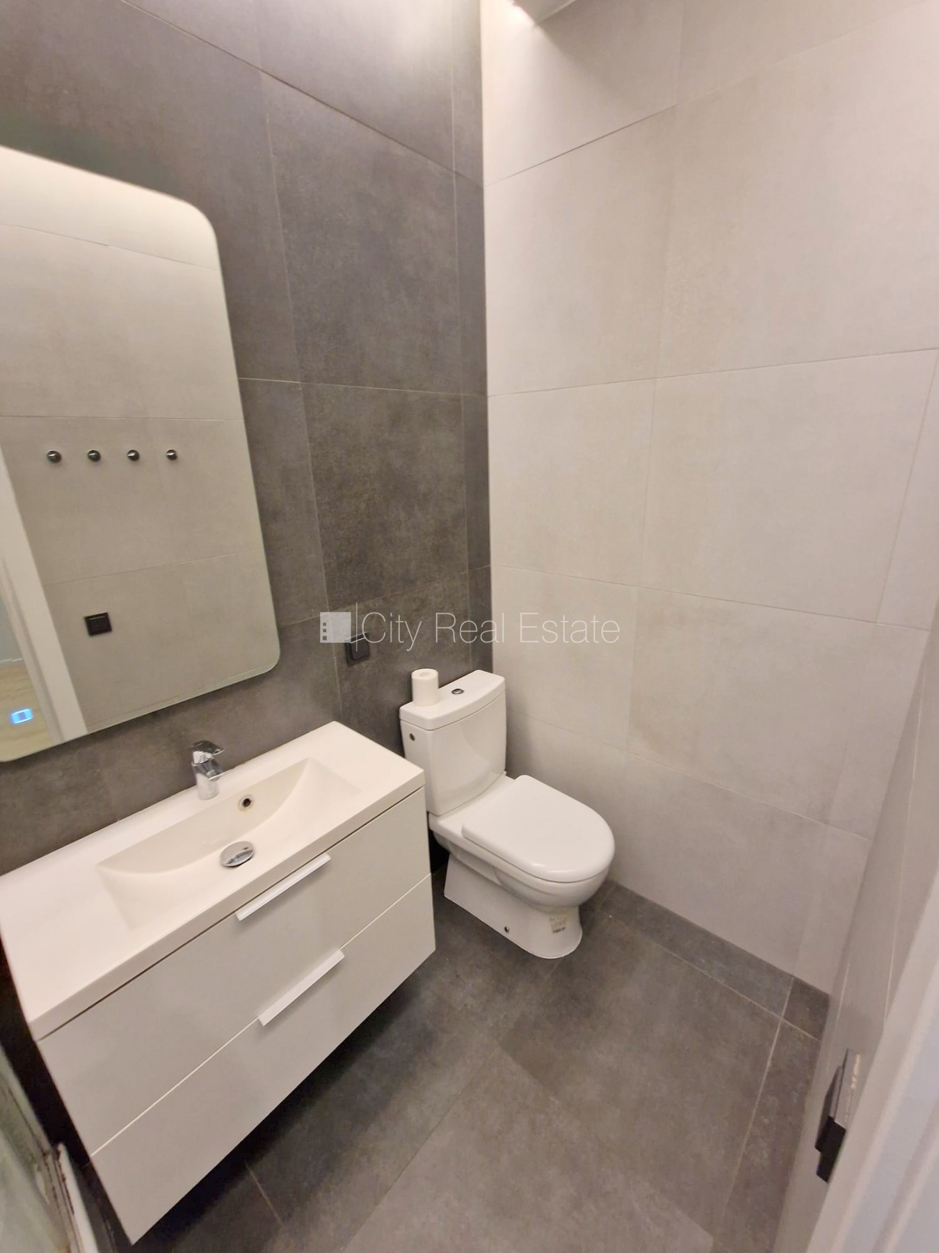 Sludinājumi. Fasādes māja, renovēta māja, slēgts pagalms, ieeja no ielas un pagalma, ir lifts, kāpņu telpa pēc Cena: 370 EUR/mēn Foto #12