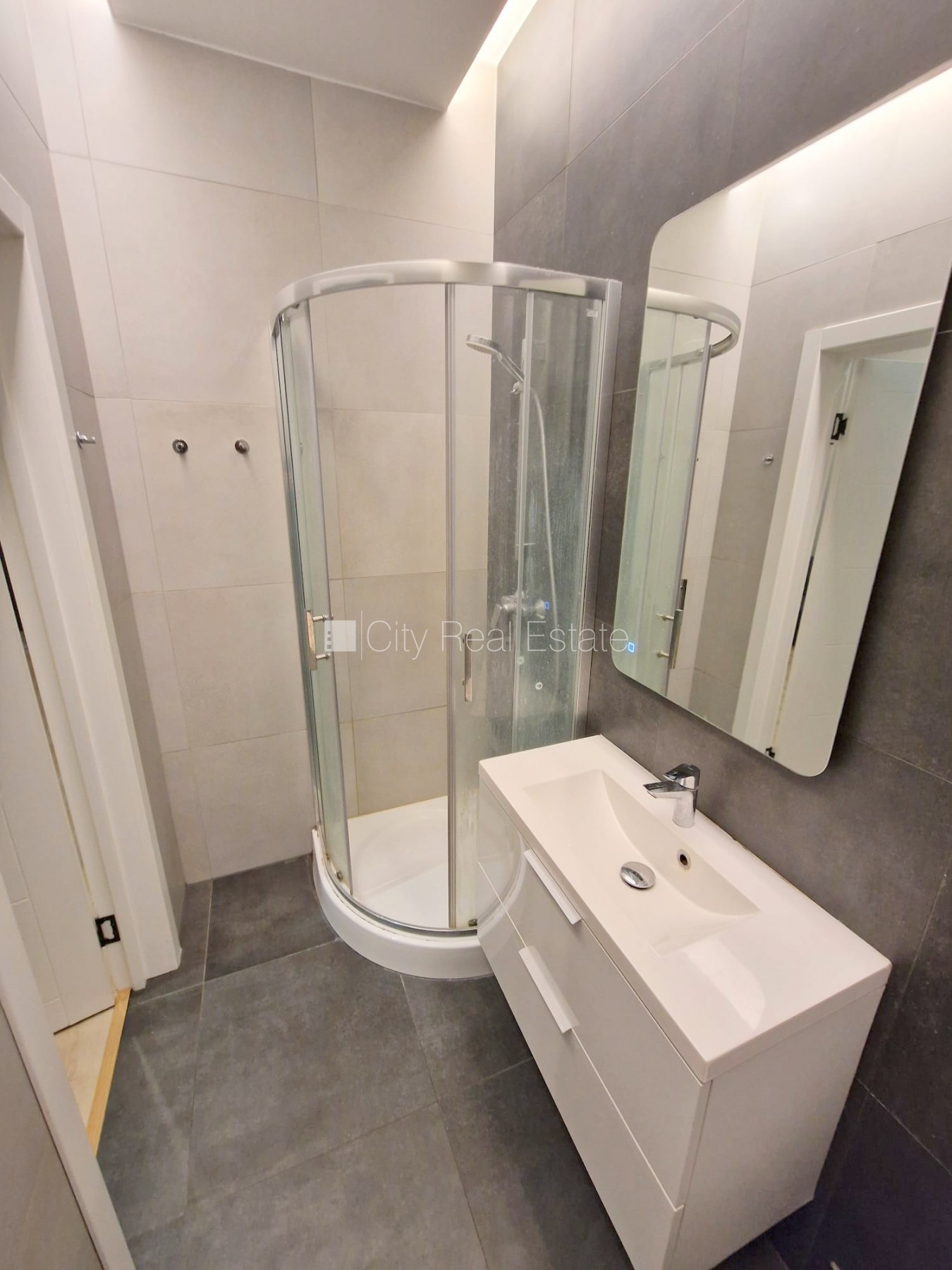 Sludinājumi. Fasādes māja, renovēta māja, slēgts pagalms, ieeja no ielas un pagalma, ir lifts, kāpņu telpa pēc Cena: 370 EUR/mēn Foto #11