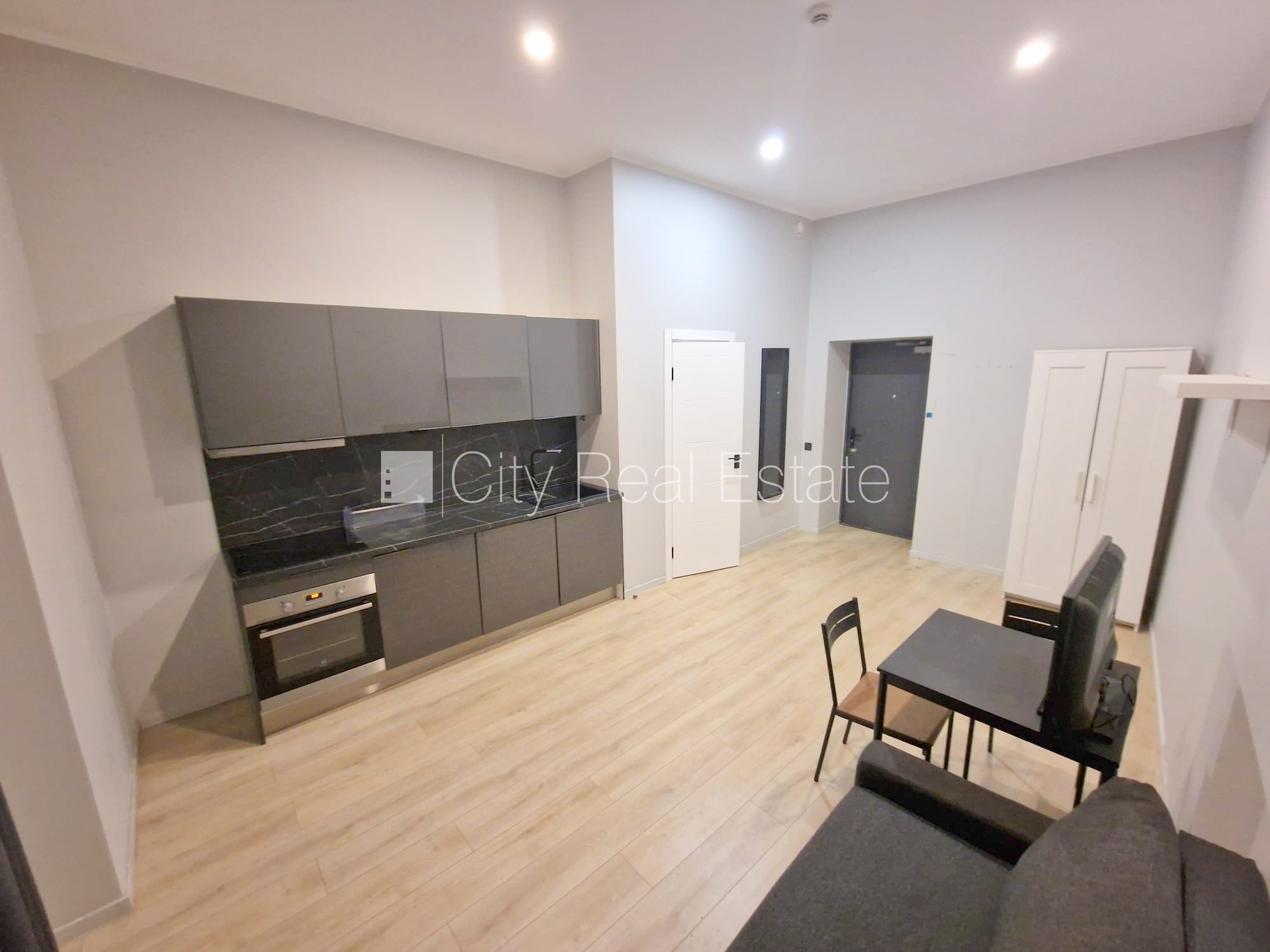 Sludinājumi. Fasādes māja, renovēta māja, slēgts pagalms, ieeja no ielas un pagalma, ir lifts, kāpņu telpa pēc Cena: 370 EUR/mēn Foto #1