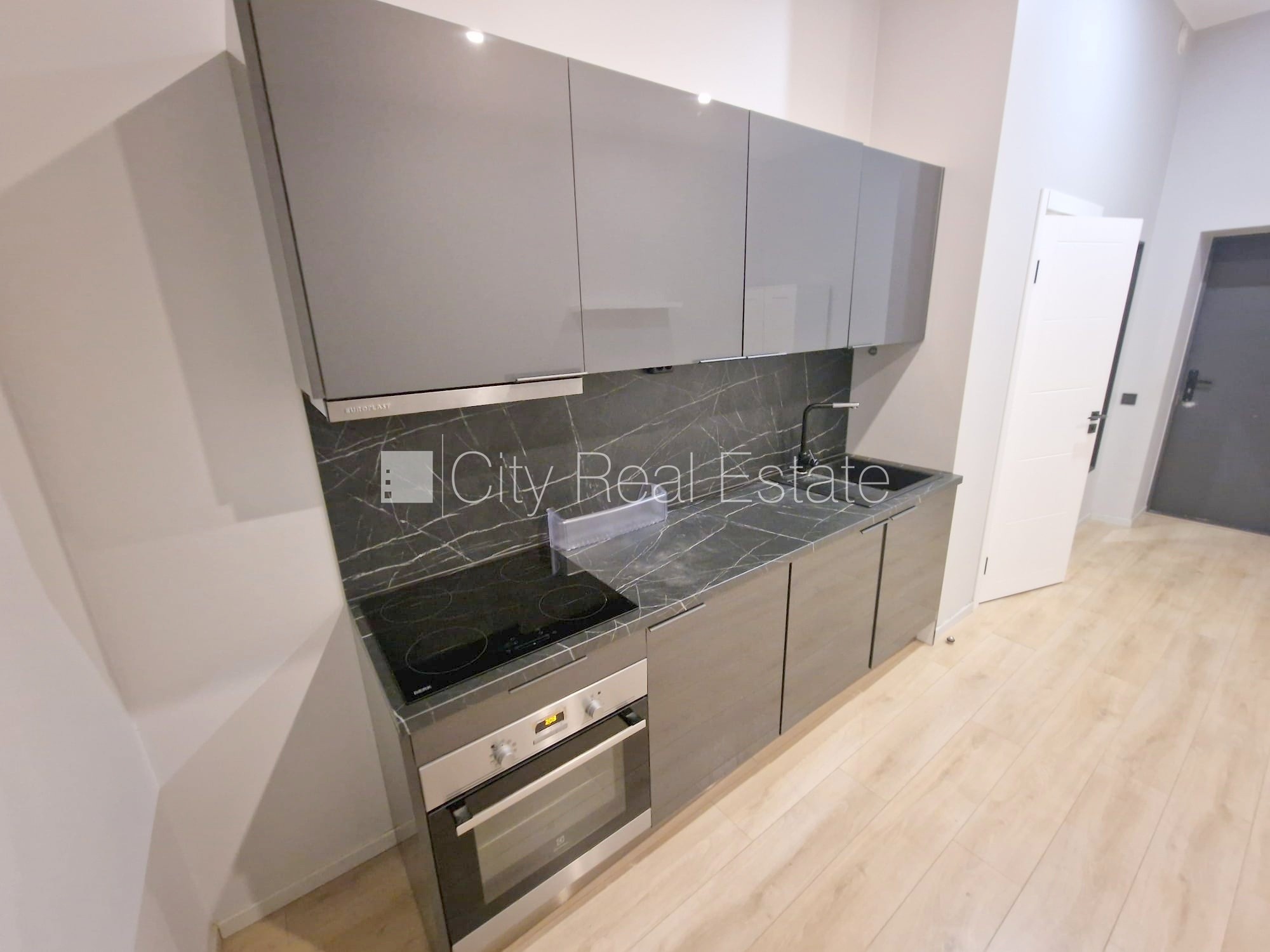 Sludinājumi. Fasādes māja, renovēta māja, slēgts pagalms, ieeja no ielas un pagalma, ir lifts, kāpņu telpa pēc Cena: 370 EUR/mēn Foto #4