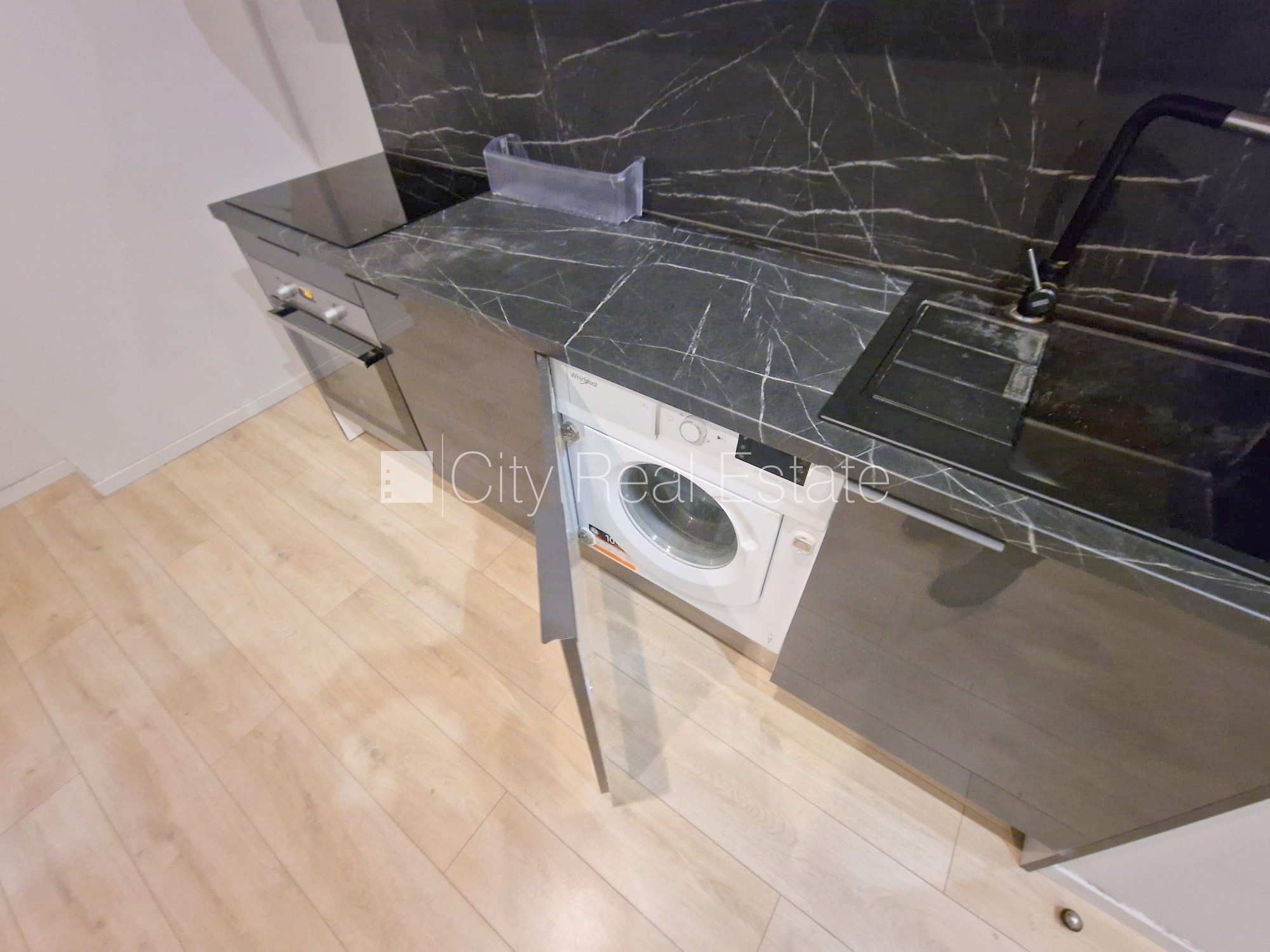Sludinājumi. Fasādes māja, renovēta māja, slēgts pagalms, ieeja no ielas un pagalma, ir lifts, kāpņu telpa pēc Cena: 370 EUR/mēn Foto #5