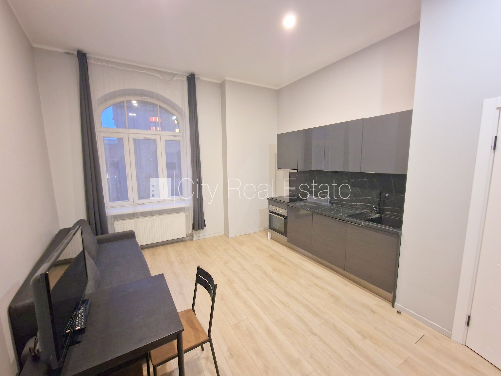 Sludinājumi. Fasādes māja, renovēta māja, slēgts pagalms, ieeja no ielas un pagalma, ir lifts, kāpņu telpa pēc Cena: 370 EUR/mēn Foto #7