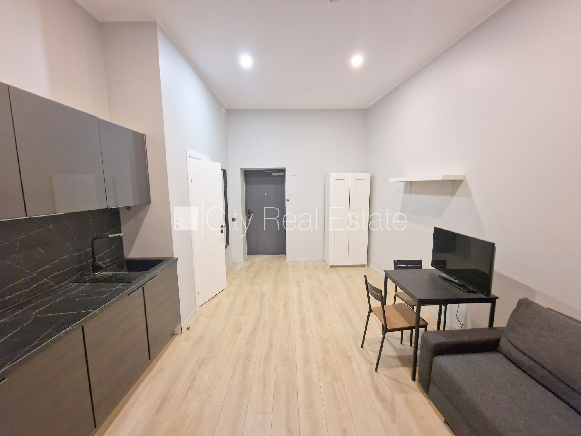 Sludinājumi. Fasādes māja, renovēta māja, slēgts pagalms, ieeja no ielas un pagalma, ir lifts, kāpņu telpa pēc Cena: 370 EUR/mēn Foto #8