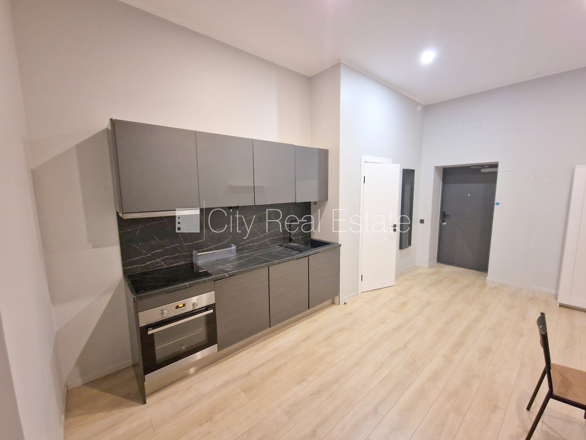 Sludinājumi. Fasādes māja, renovēta māja, slēgts pagalms, ieeja no ielas un pagalma, ir lifts, kāpņu telpa pēc Cena: 370 EUR/mēn Foto #2