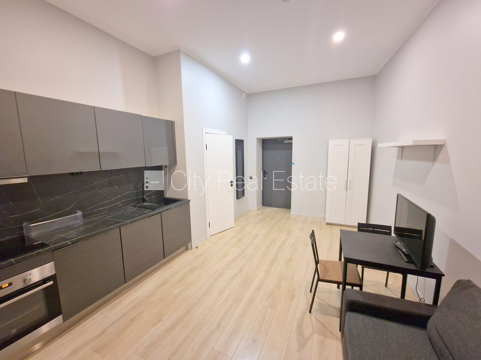 Sludinājumi. Fasādes māja, renovēta māja, slēgts pagalms, ieeja no ielas un pagalma, ir lifts, kāpņu telpa pēc Cena: 370 EUR/mēn Foto #3