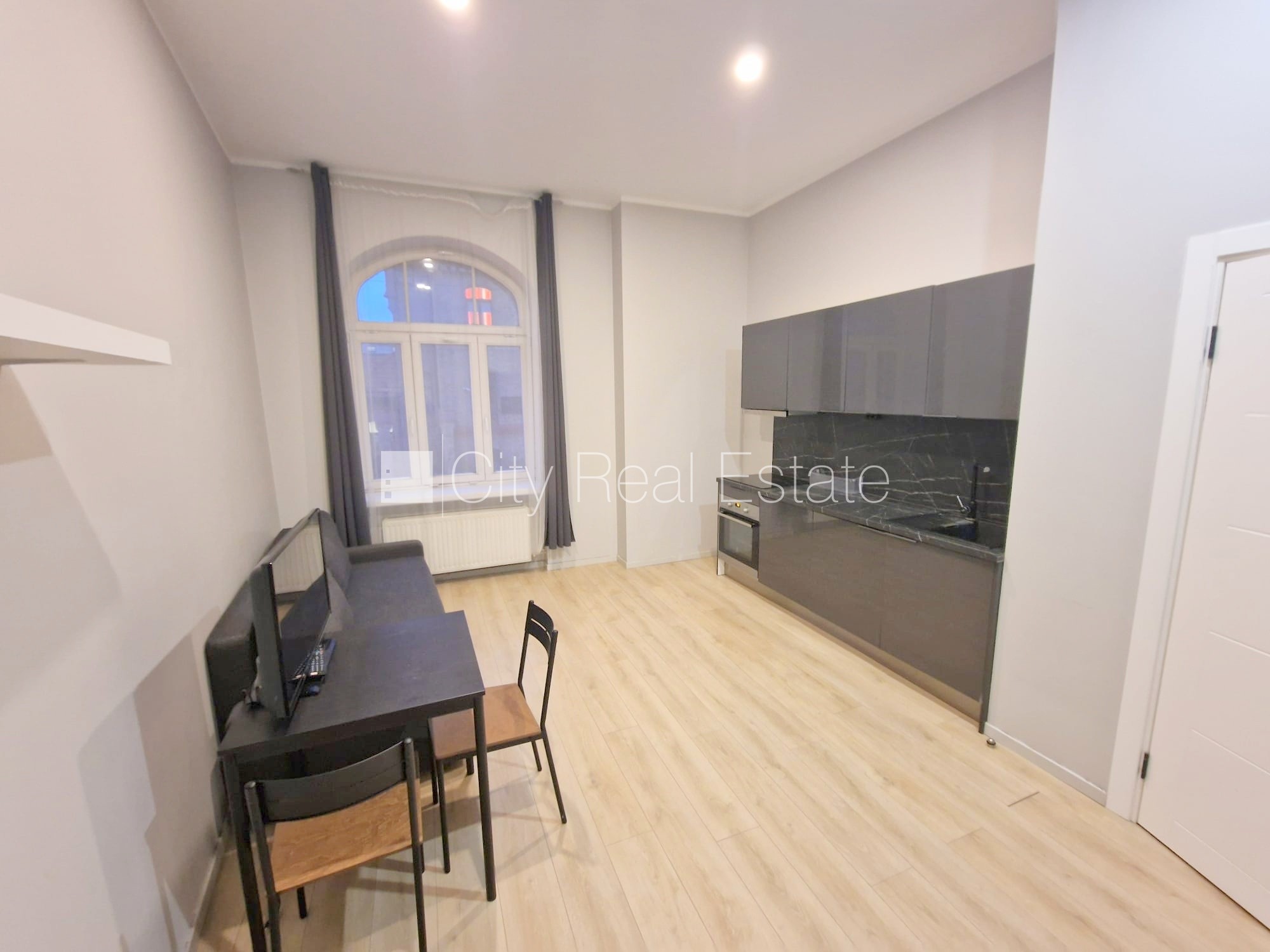 Sludinājumi. Fasādes māja, renovēta māja, slēgts pagalms, ieeja no ielas un pagalma, ir lifts, kāpņu telpa pēc Cena: 370 EUR/mēn Foto #9