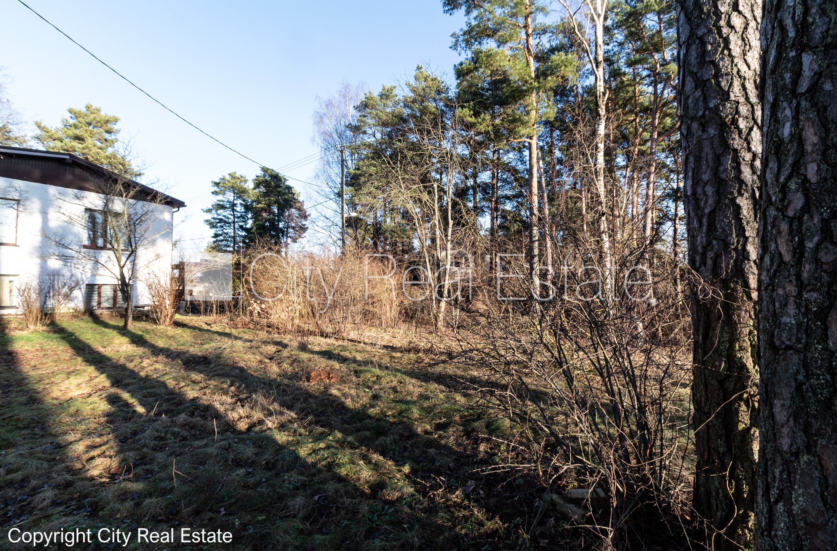Sludinājumi. Iežogota teritorija ar metāla sētu, ieeja no ielas, atļauts būvēt divu stāvu ēku, ir būvatļauja, Cena: 56000 EUR Foto #2