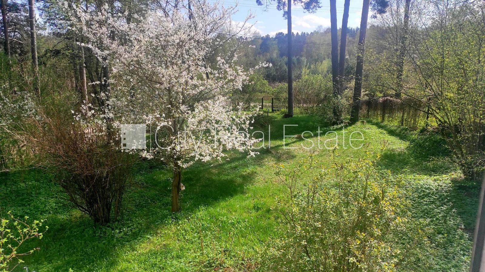 Sludinājumi. Iežogota teritorija ar metāla sētu, ieeja no ielas, atļauts būvēt divu stāvu ēku, ir būvatļauja, Cena: 56000 EUR Foto #1