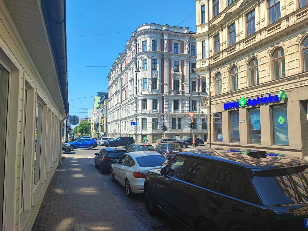 Объявление. Реновированный дом, плата за обслуживание в месяц 100 EUR, благоустроенный озеленённый двор, Цена: 1100 EUR/мес. Foto #20