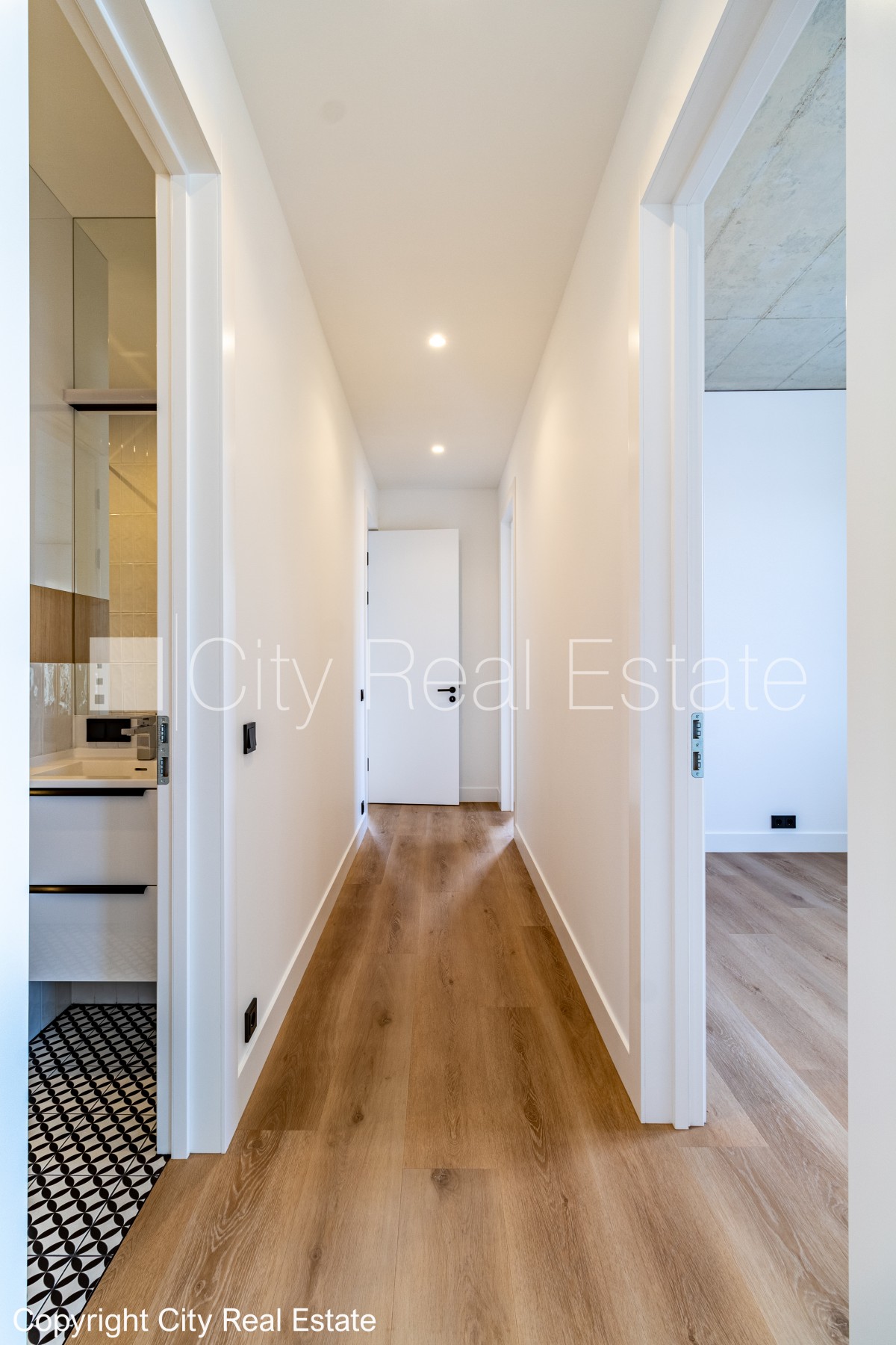 Sludinājumi. Jaunceltne, labiekārtots apzaļumots pagalms, bruģēts piebraucamais ceļš, slēgts pagalms, Cena: 275000 EUR Foto #11