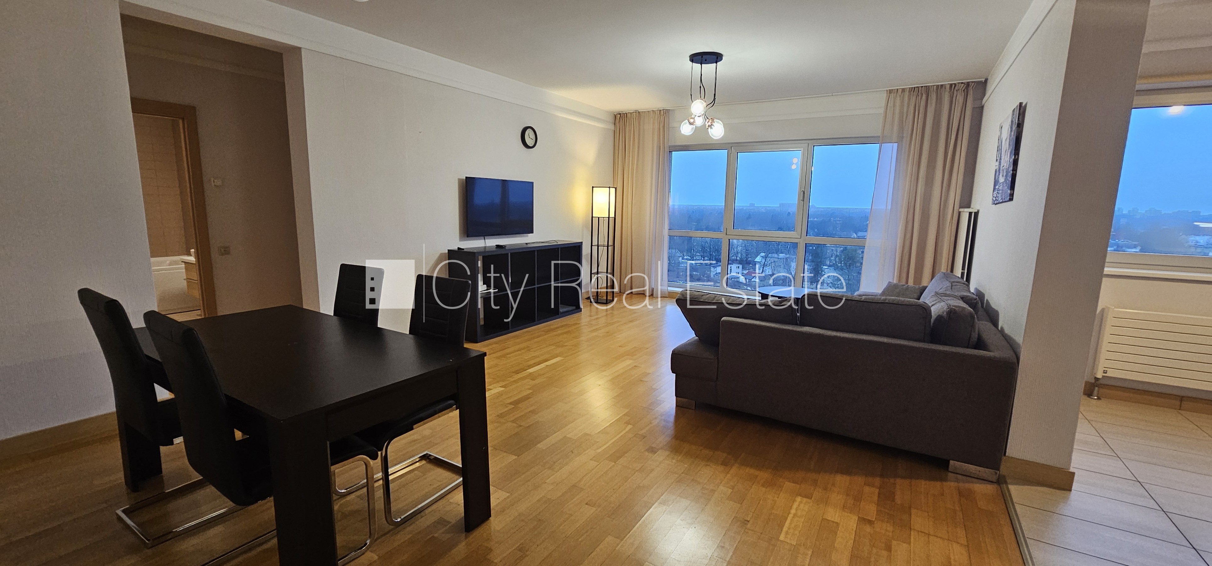 Sludinājumi. Jaunceltne, vieta vairākām automašīnām, iespēja nomāt pazemes autostāvvietu, pagalmā bērnu spēļu Cena: 820 EUR/mēn Foto #4