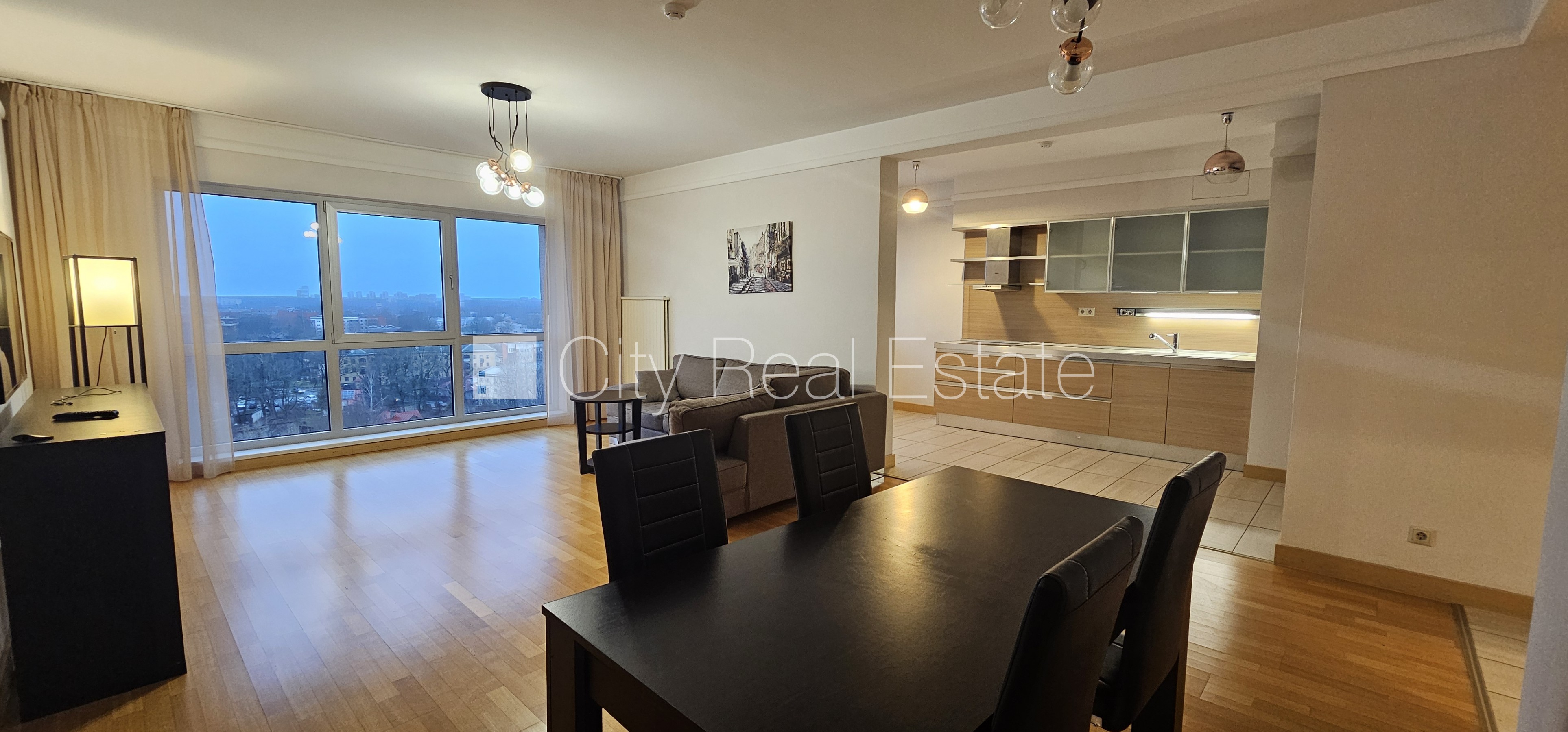 Sludinājumi. Jaunceltne, vieta vairākām automašīnām, iespēja nomāt pazemes autostāvvietu, pagalmā bērnu spēļu Cena: 820 EUR/mēn Foto #1