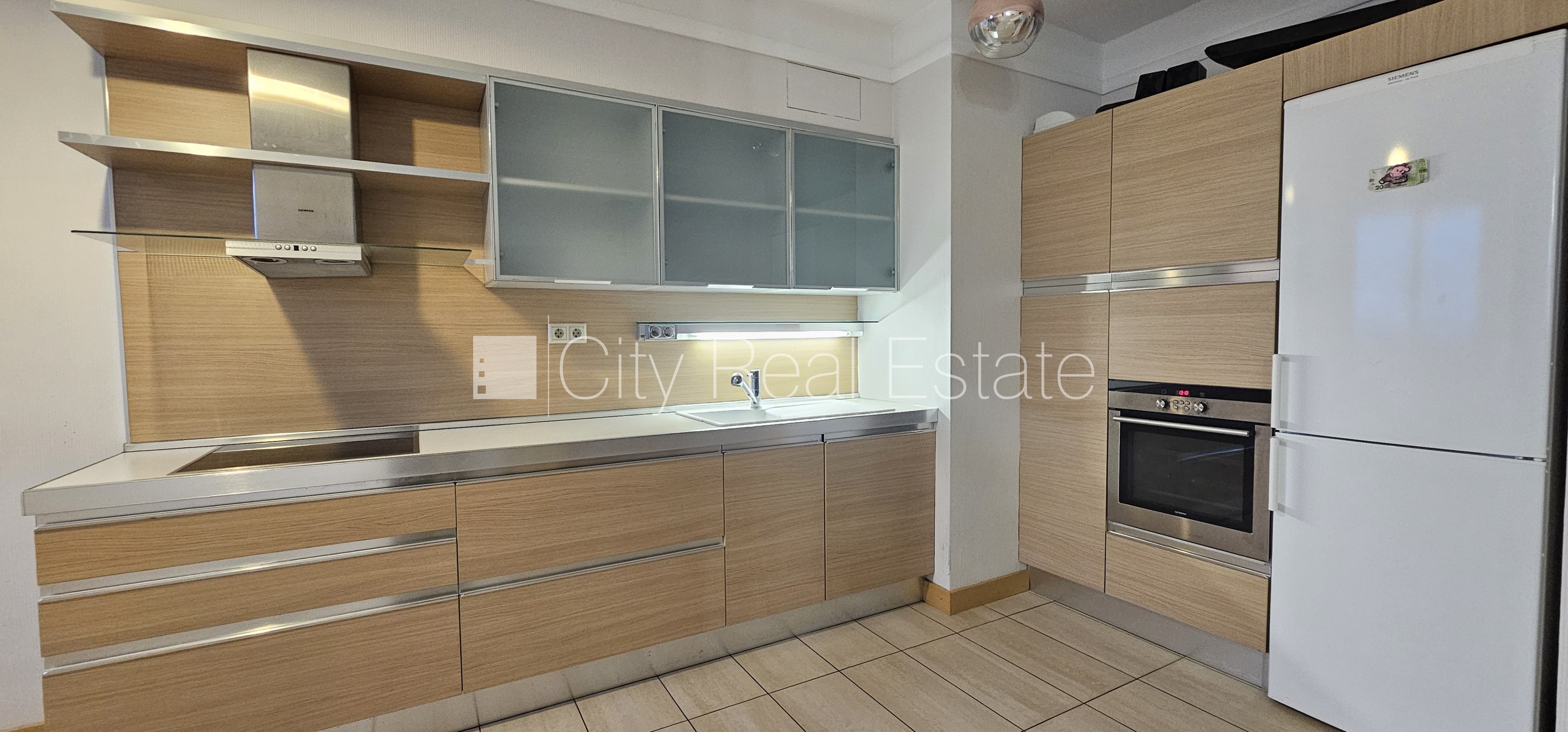 Sludinājumi. Jaunceltne, vieta vairākām automašīnām, iespēja nomāt pazemes autostāvvietu, pagalmā bērnu spēļu Cena: 820 EUR/mēn Foto #2