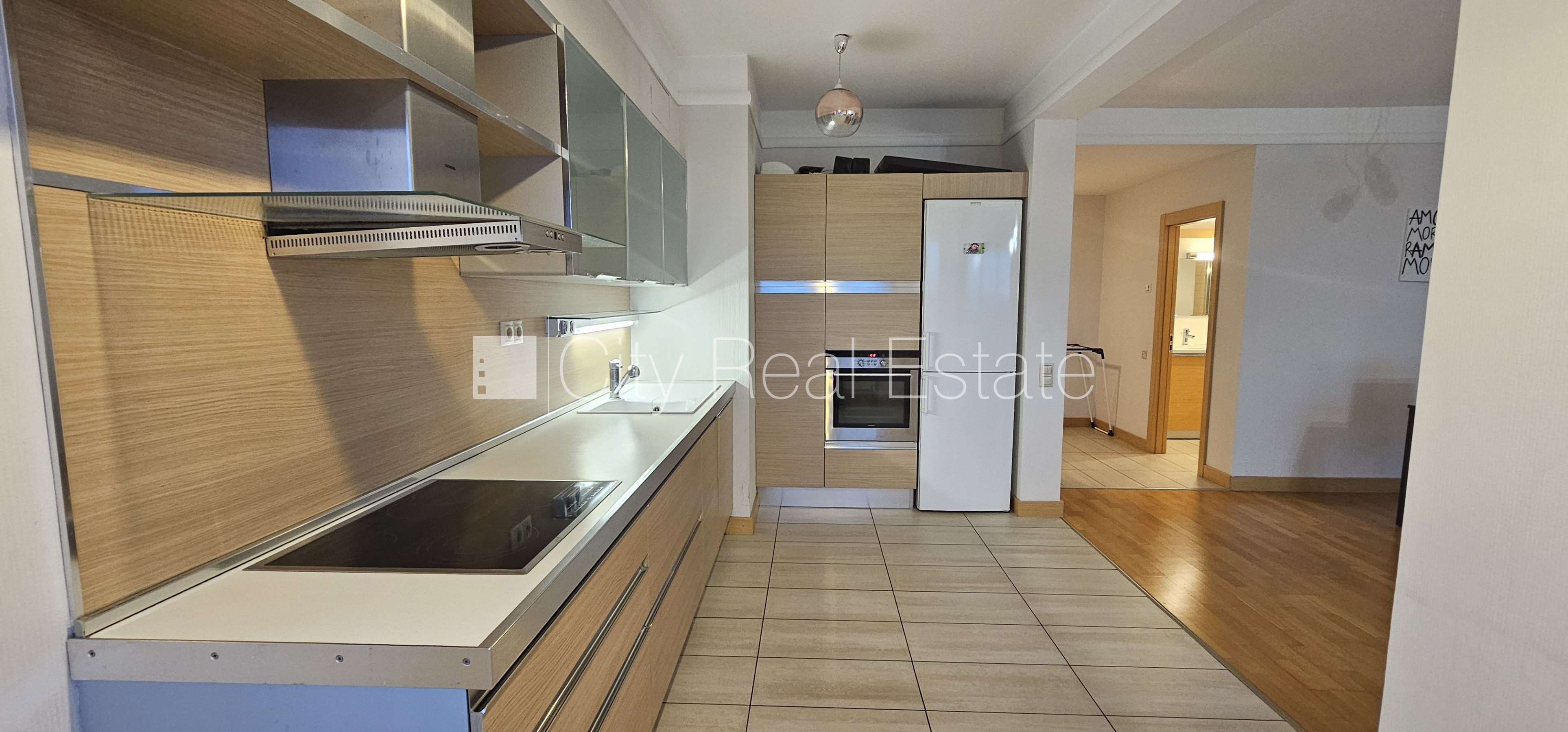 Sludinājumi. Jaunceltne, vieta vairākām automašīnām, iespēja nomāt pazemes autostāvvietu, pagalmā bērnu spēļu Cena: 820 EUR/mēn Foto #3