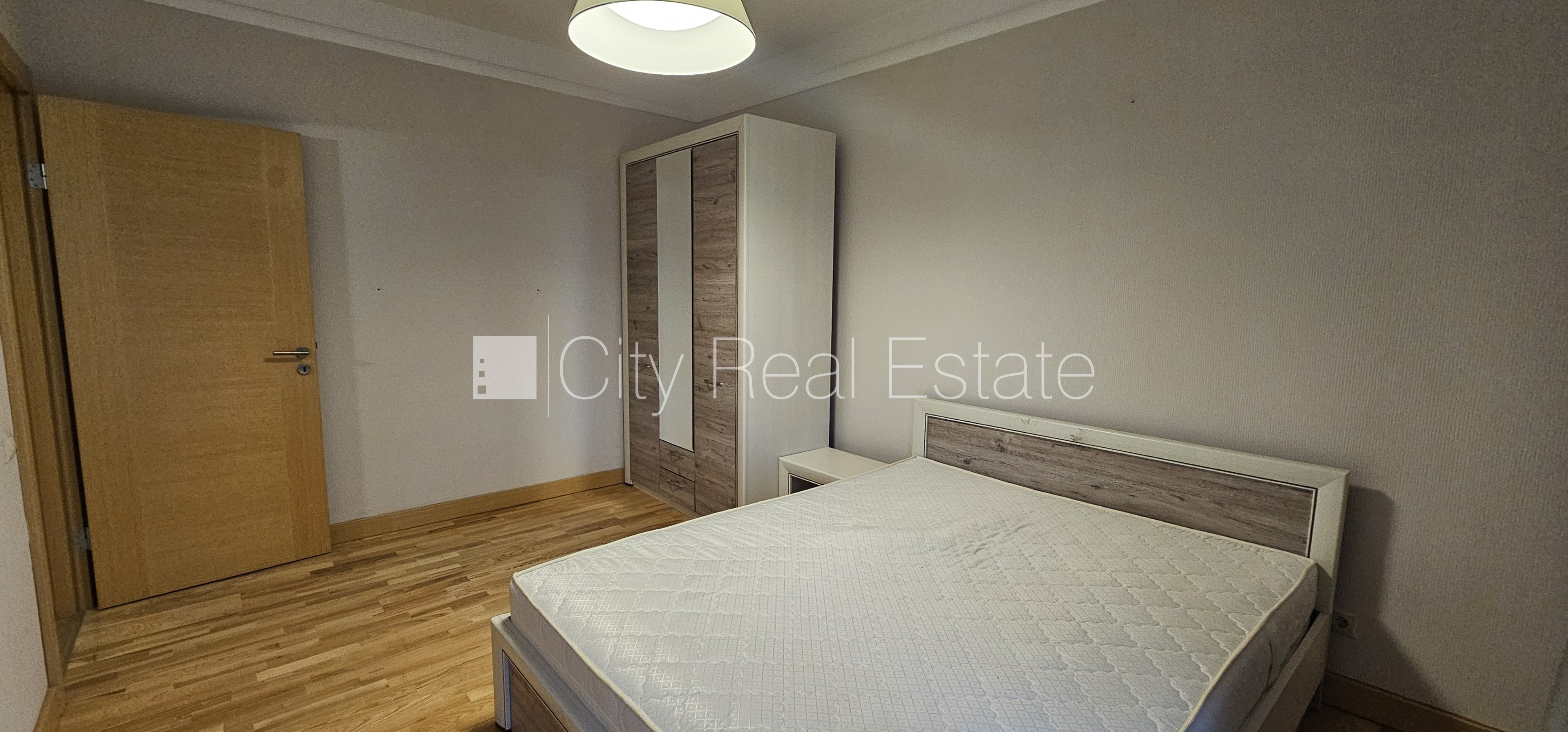 Sludinājumi. Jaunceltne, vieta vairākām automašīnām, iespēja nomāt pazemes autostāvvietu, pagalmā bērnu spēļu Cena: 820 EUR/mēn Foto #10