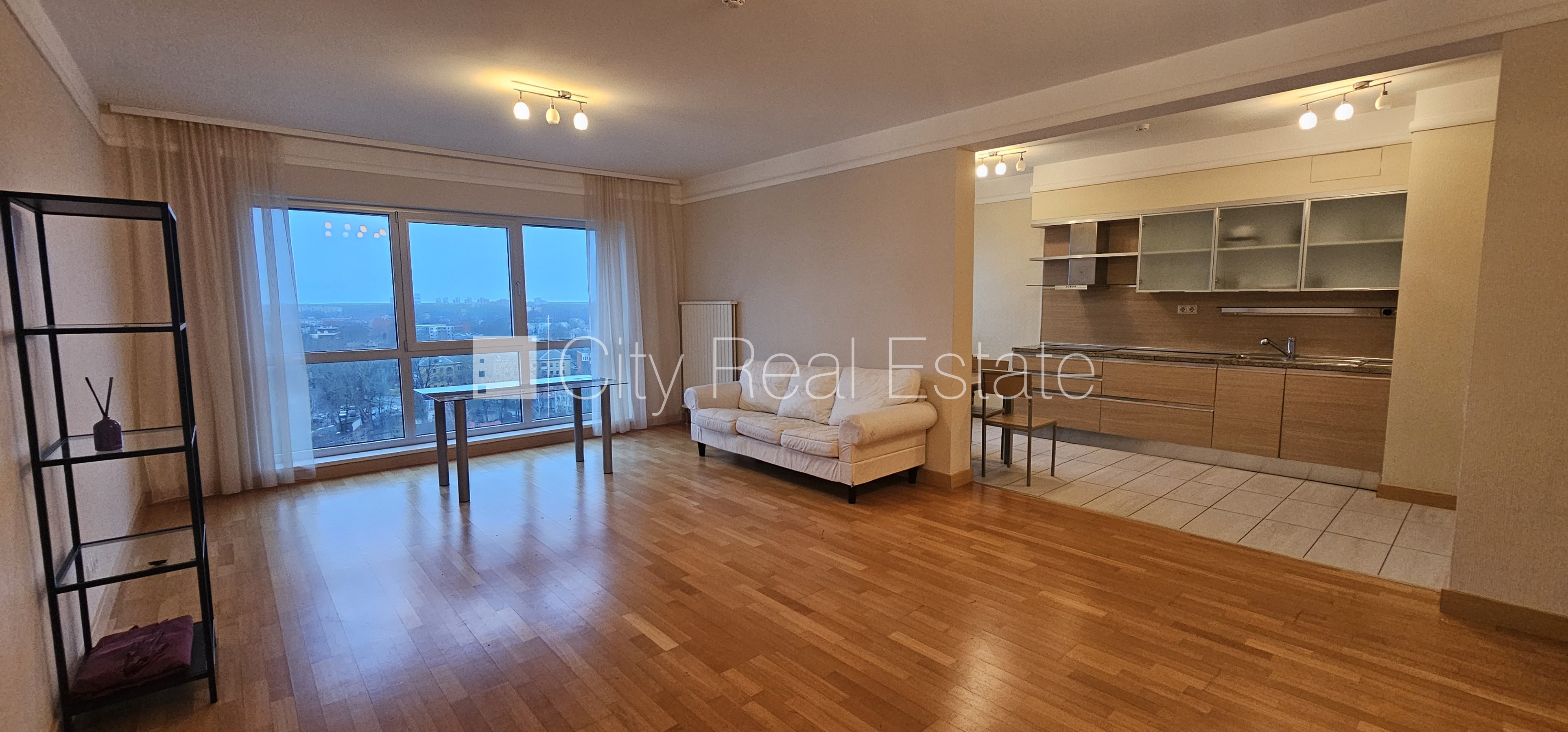 Sludinājumi. Jaunceltne, labiekārtots apzaļumots pagalms, teritorijas iebrauktuves vārti aprīkoti ar Cena: 850 EUR/mēn Foto #1