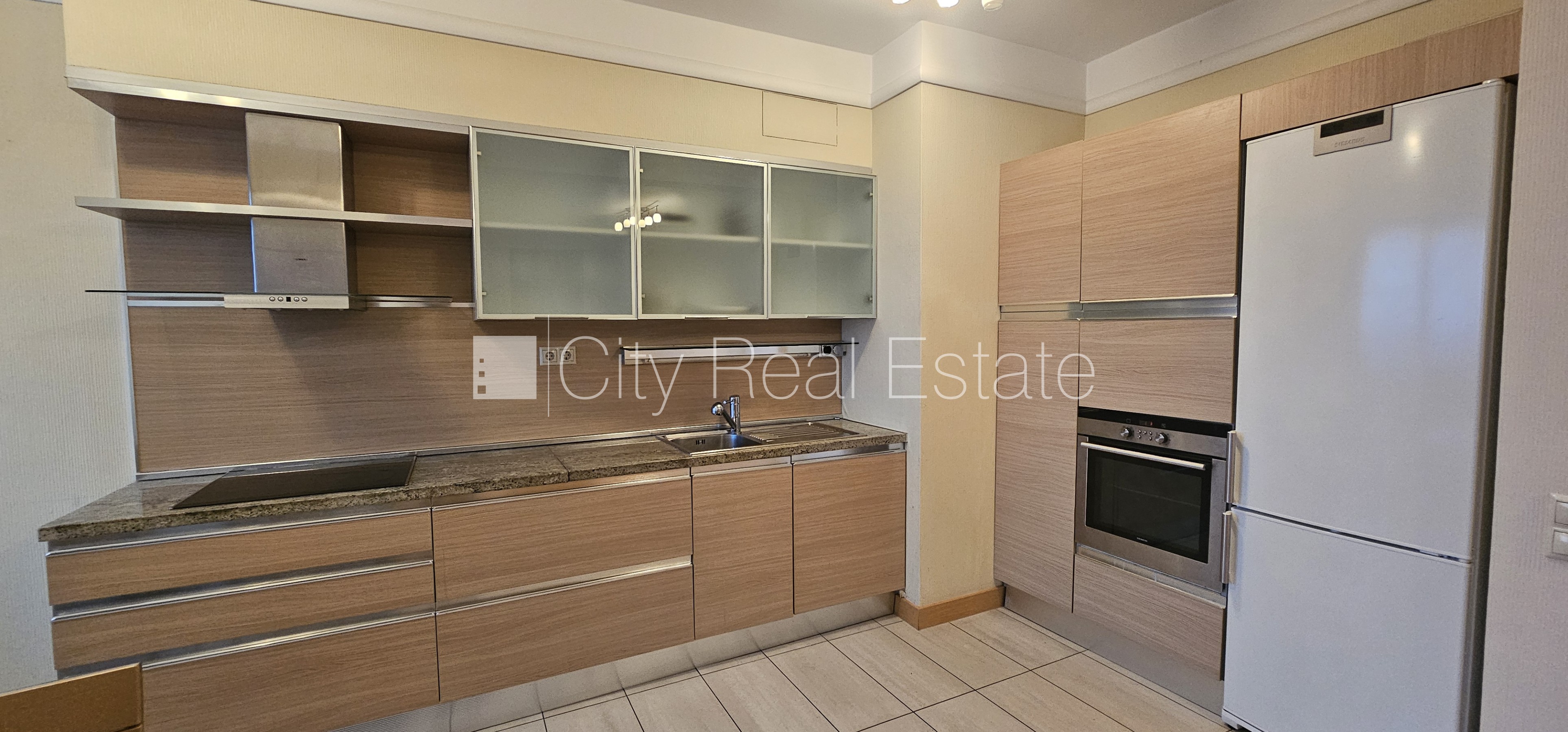 Sludinājumi. Jaunceltne, labiekārtots apzaļumots pagalms, teritorijas iebrauktuves vārti aprīkoti ar Cena: 850 EUR/mēn Foto #3