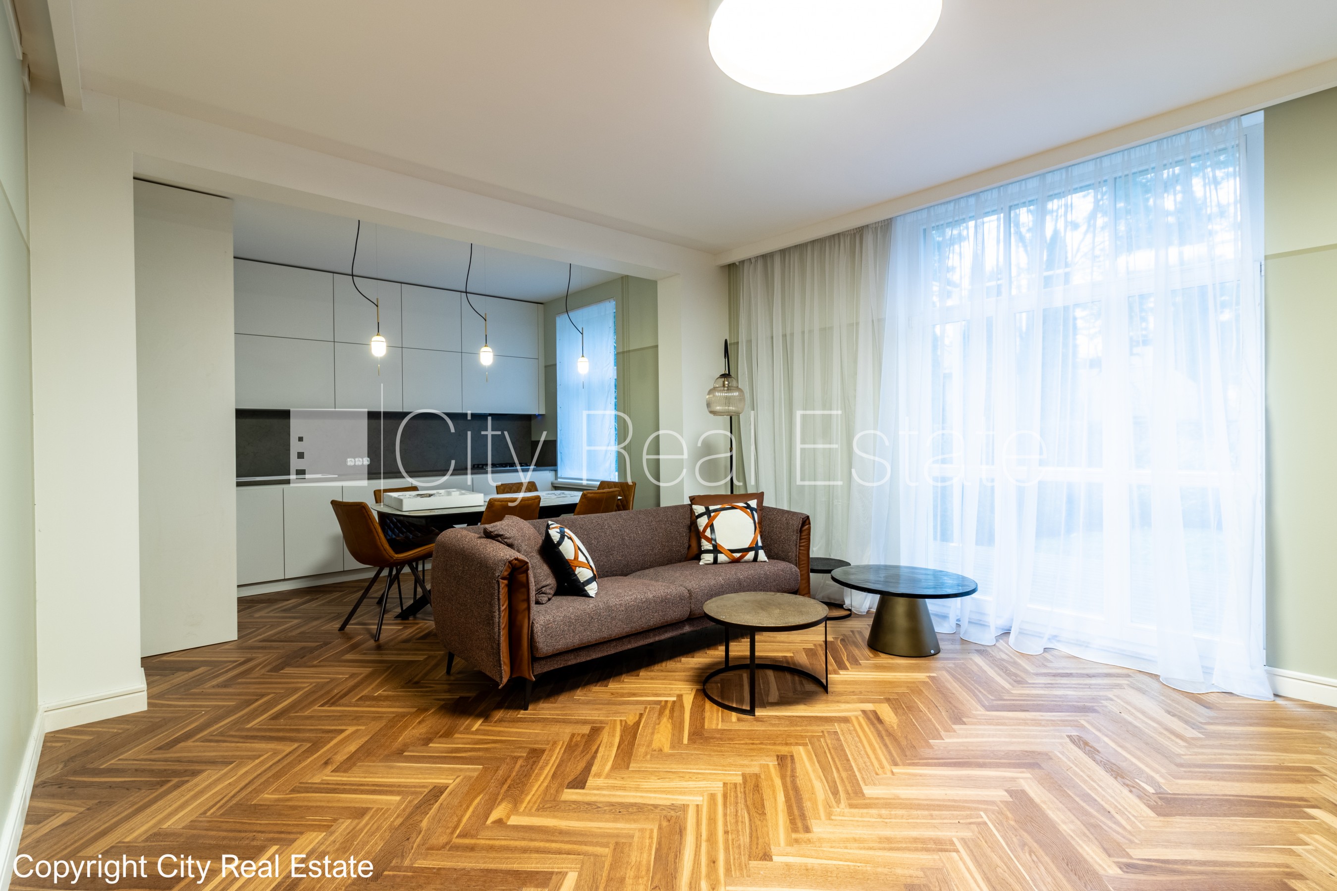 Sludinājumi. Privātmāja, dzīvokļu skaits ēkā  4 gab., labiekārtots apzaļumots pagalms, bruģēts piebraucamais Cena: 1700 EUR/mēn Foto #1