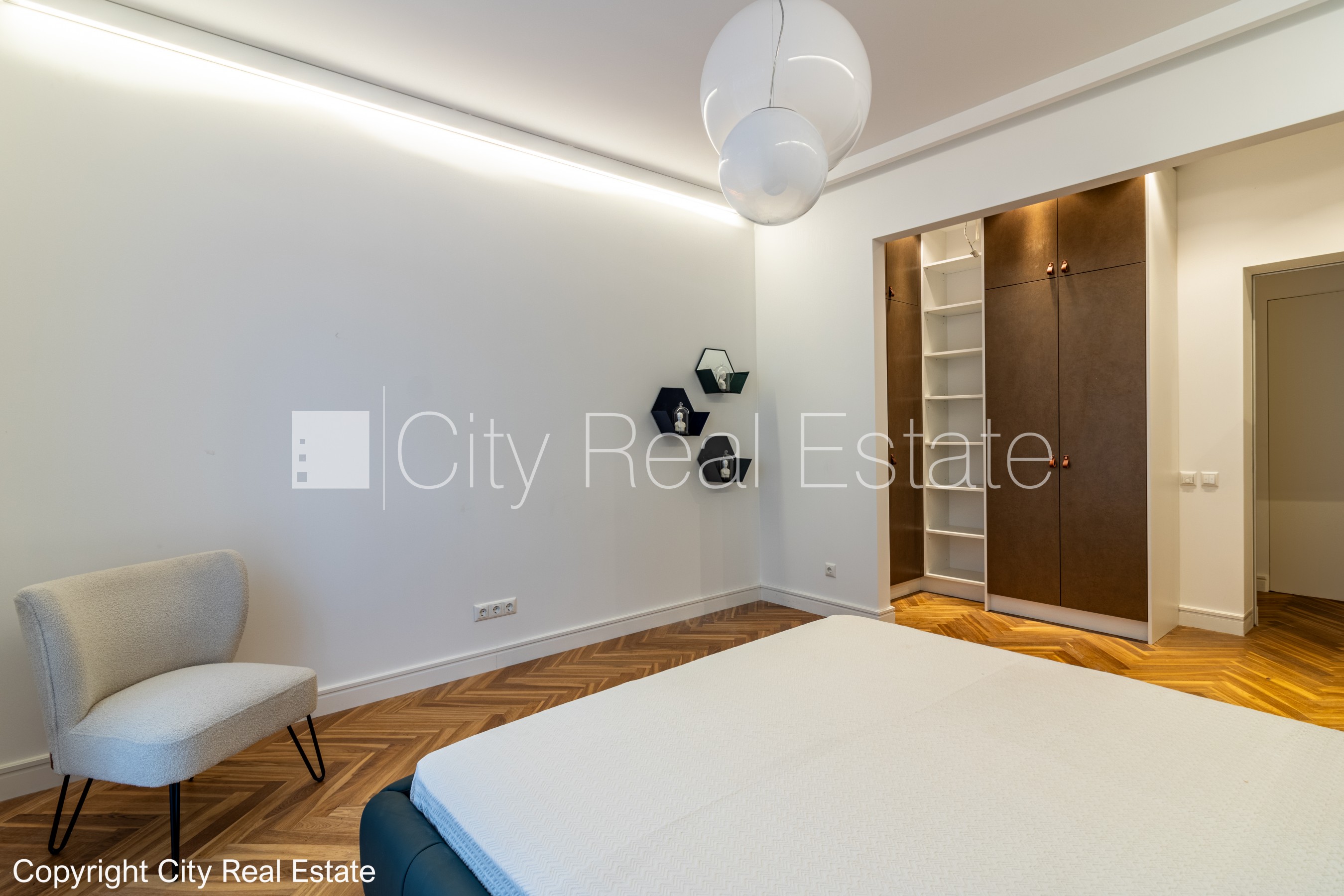 Sludinājumi. Privātmāja, dzīvokļu skaits ēkā  4 gab., labiekārtots apzaļumots pagalms, bruģēts piebraucamais Cena: 1700 EUR/mēn Foto #8