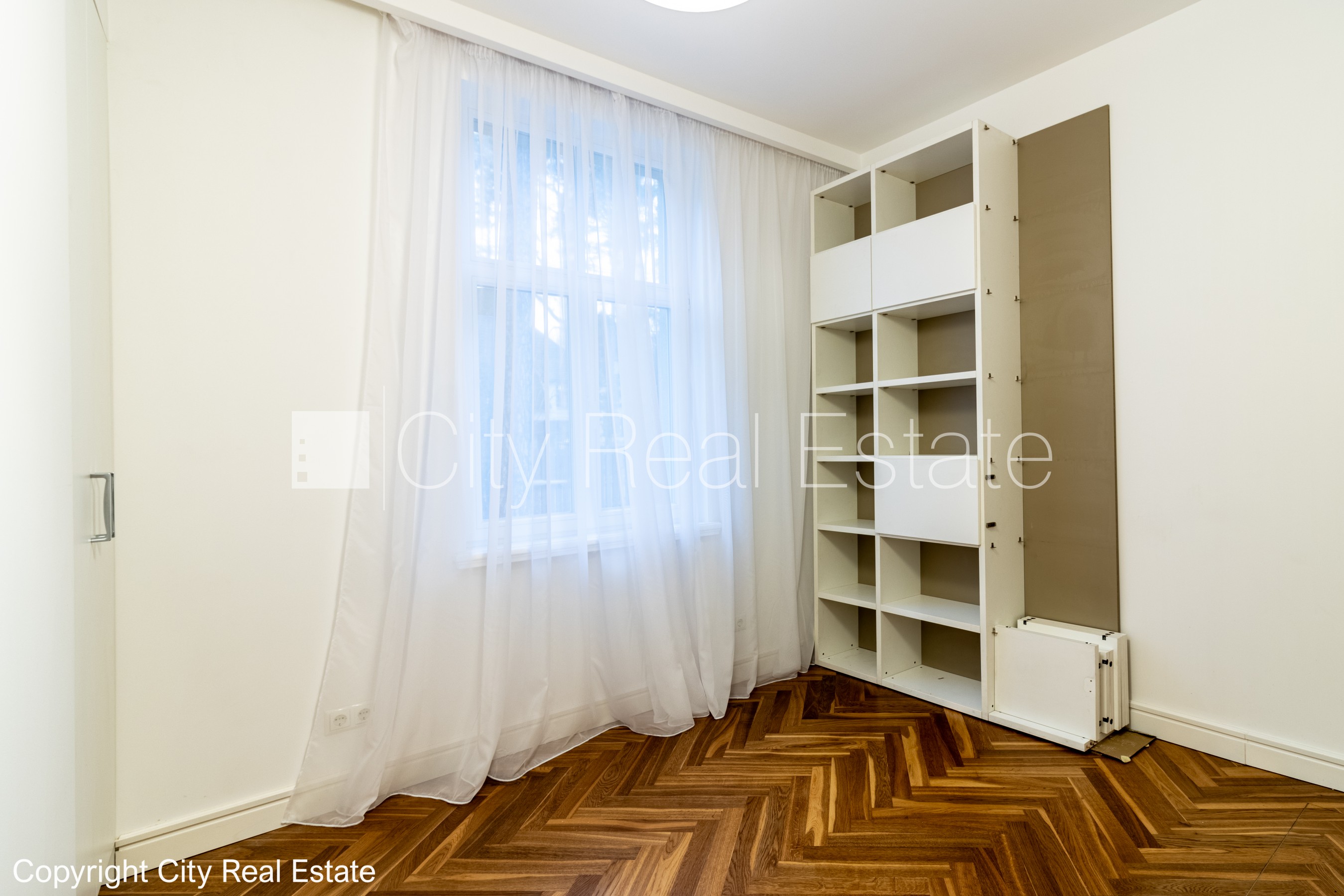 Sludinājumi. Privātmāja, dzīvokļu skaits ēkā  4 gab., labiekārtots apzaļumots pagalms, bruģēts piebraucamais Cena: 1700 EUR/mēn Foto #13