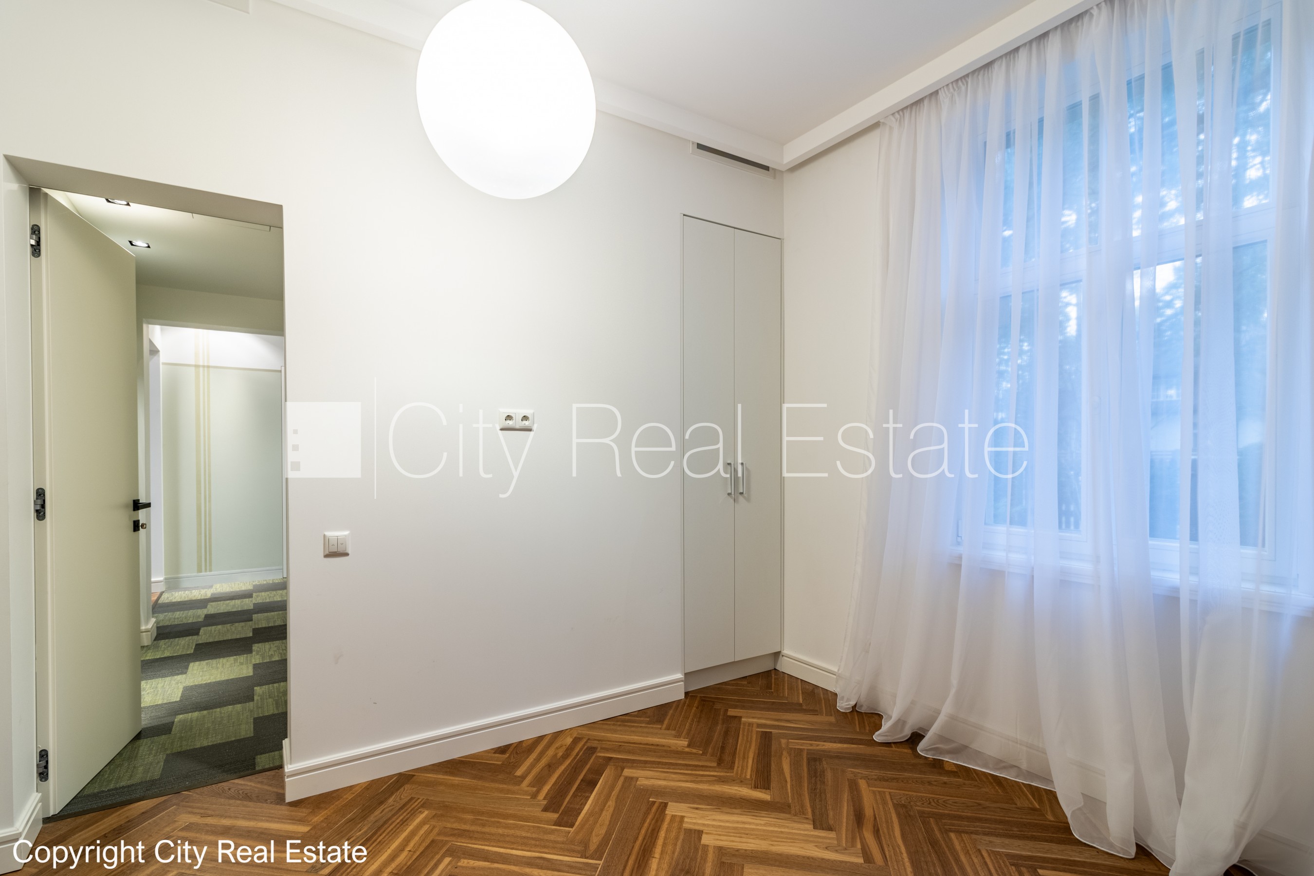 Sludinājumi. Privātmāja, dzīvokļu skaits ēkā  4 gab., labiekārtots apzaļumots pagalms, bruģēts piebraucamais Cena: 1700 EUR/mēn Foto #15