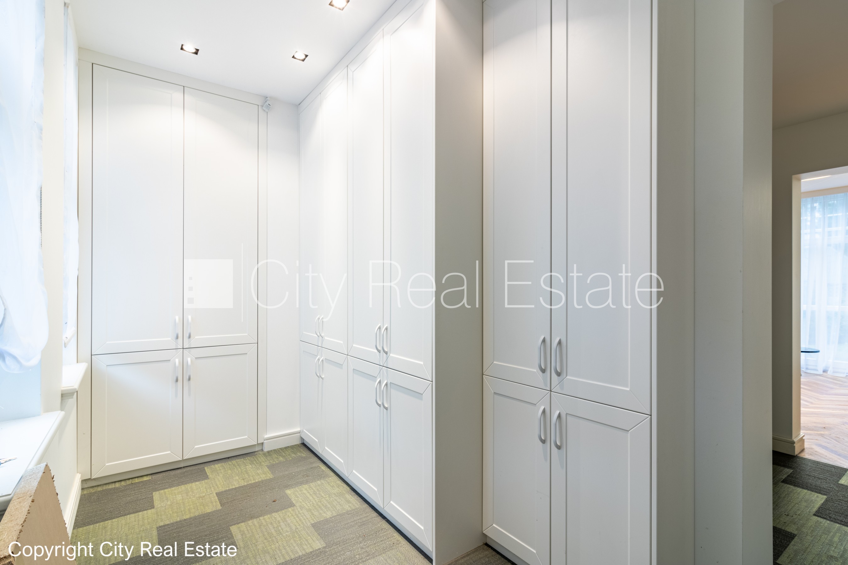 Sludinājumi. Privātmāja, dzīvokļu skaits ēkā  4 gab., labiekārtots apzaļumots pagalms, bruģēts piebraucamais Cena: 1700 EUR/mēn Foto #17