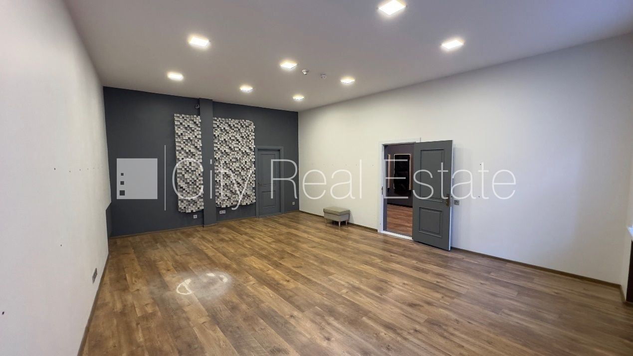 Sludinājumi. Fasādes māja, renovēta māja, viena kvadrātmetra apsaimniekošanas maksa mēnesī  1,5 EUR, ieeja no Cena: 368 EUR/mēn Foto #1