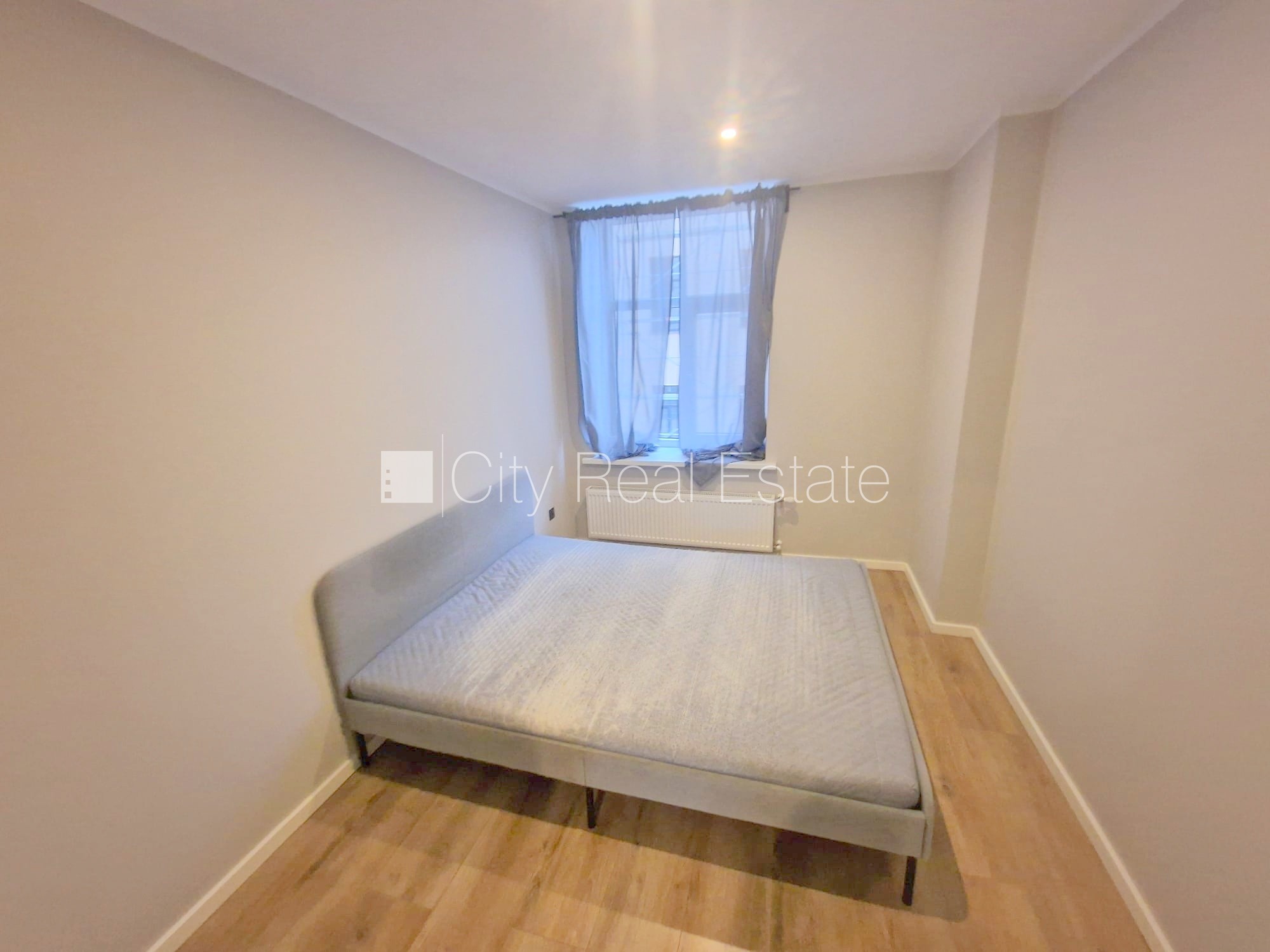 Sludinājumi. Pagalma ēka, renovēta māja, slēgts pagalms, ieeja no ielas un pagalma, kāpņu telpa pēc kapitālā Cena: 430 EUR/mēn Foto #9