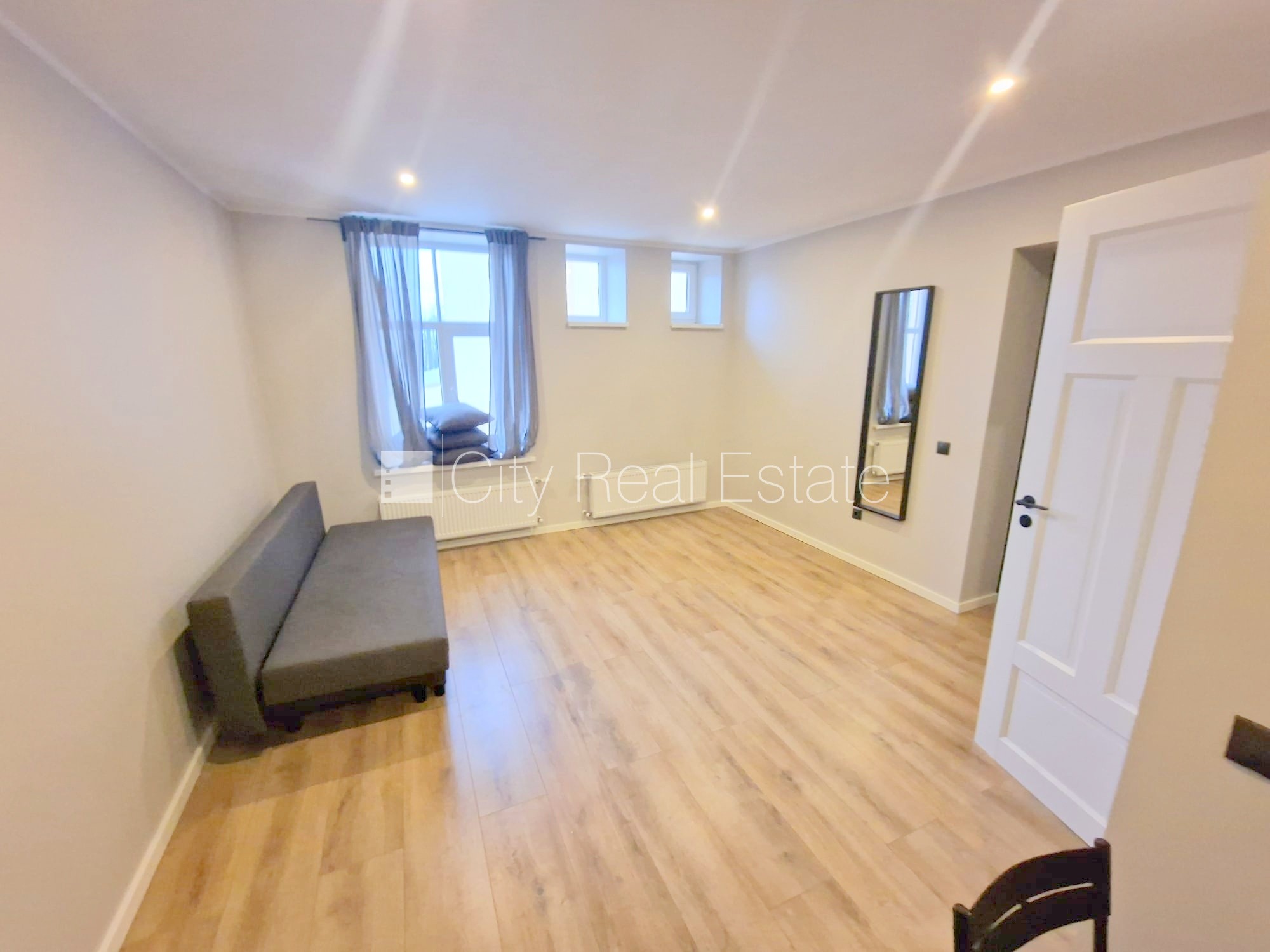 Sludinājumi. Pagalma ēka, renovēta māja, slēgts pagalms, ieeja no ielas un pagalma, kāpņu telpa pēc kapitālā Cena: 430 EUR/mēn Foto #13