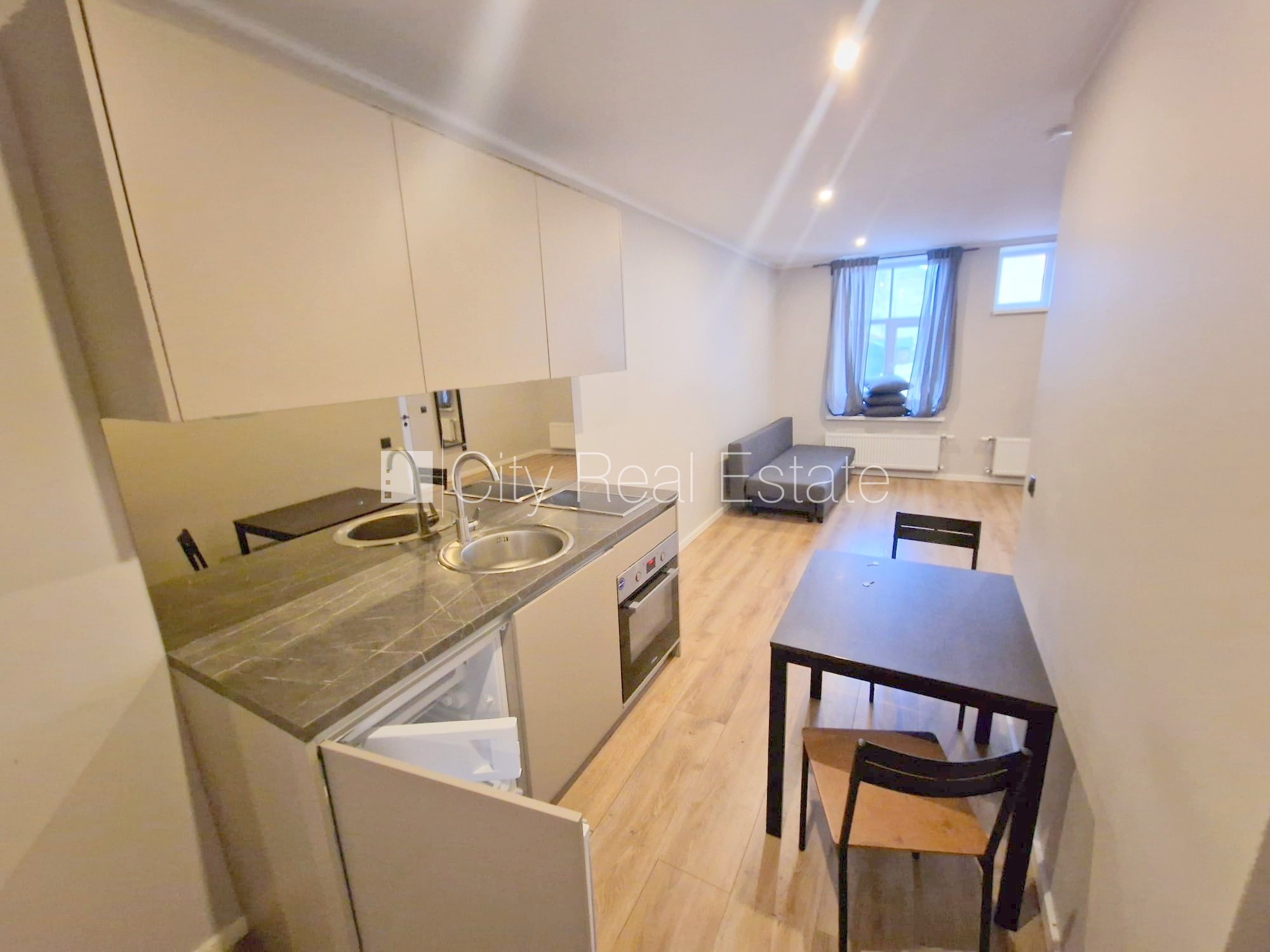 Sludinājumi. Pagalma ēka, renovēta māja, slēgts pagalms, ieeja no ielas un pagalma, kāpņu telpa pēc kapitālā Cena: 430 EUR/mēn Foto #4