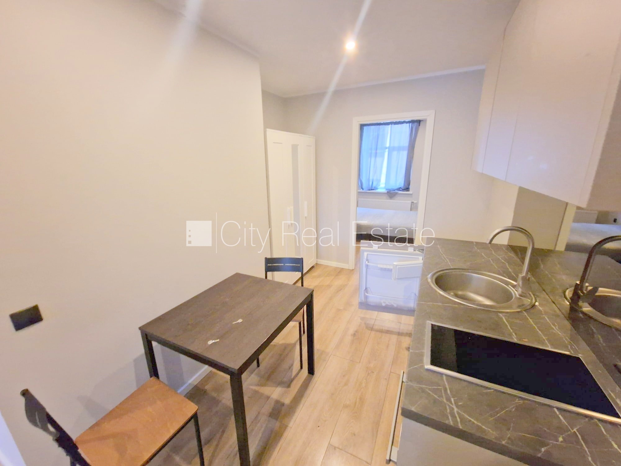 Sludinājumi. Pagalma ēka, renovēta māja, slēgts pagalms, ieeja no ielas un pagalma, kāpņu telpa pēc kapitālā Cena: 430 EUR/mēn Foto #8