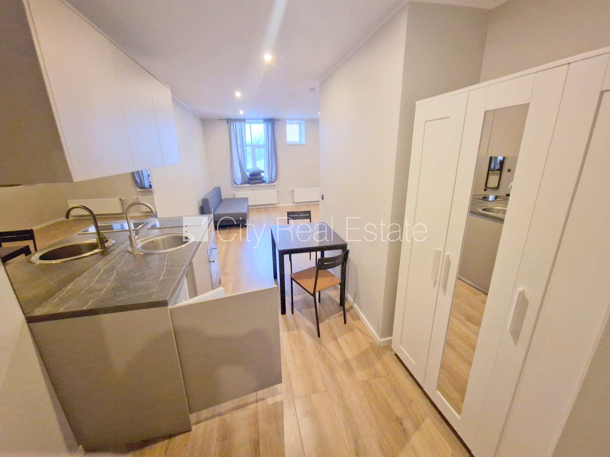 Sludinājumi. Pagalma ēka, renovēta māja, slēgts pagalms, ieeja no ielas un pagalma, kāpņu telpa pēc kapitālā Cena: 430 EUR/mēn Foto #6