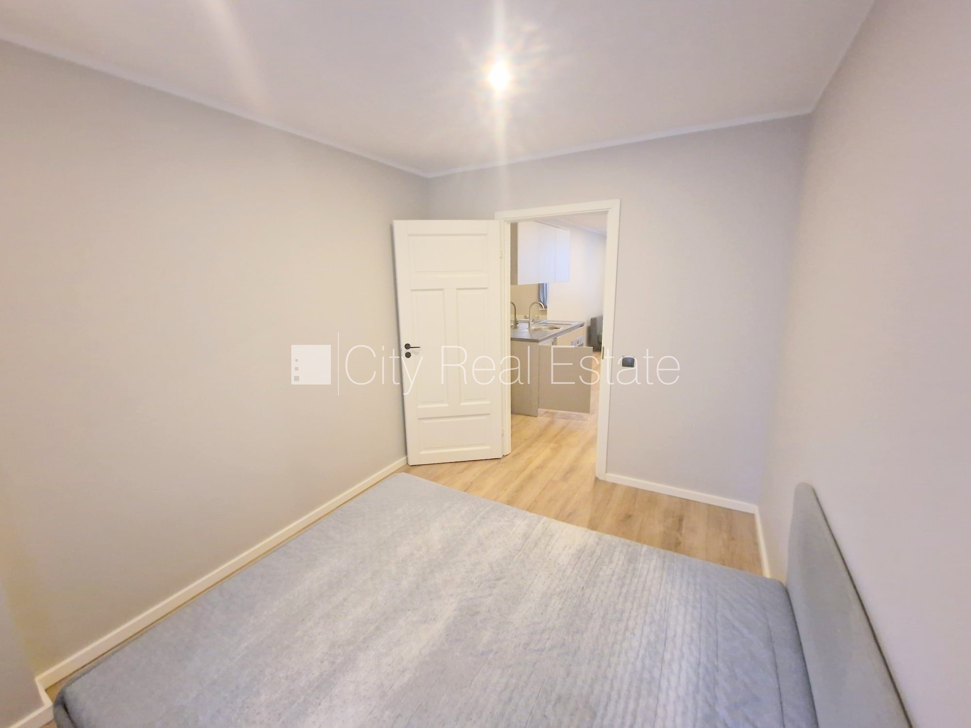 Sludinājumi. Pagalma ēka, renovēta māja, slēgts pagalms, ieeja no ielas un pagalma, kāpņu telpa pēc kapitālā Cena: 430 EUR/mēn Foto #12