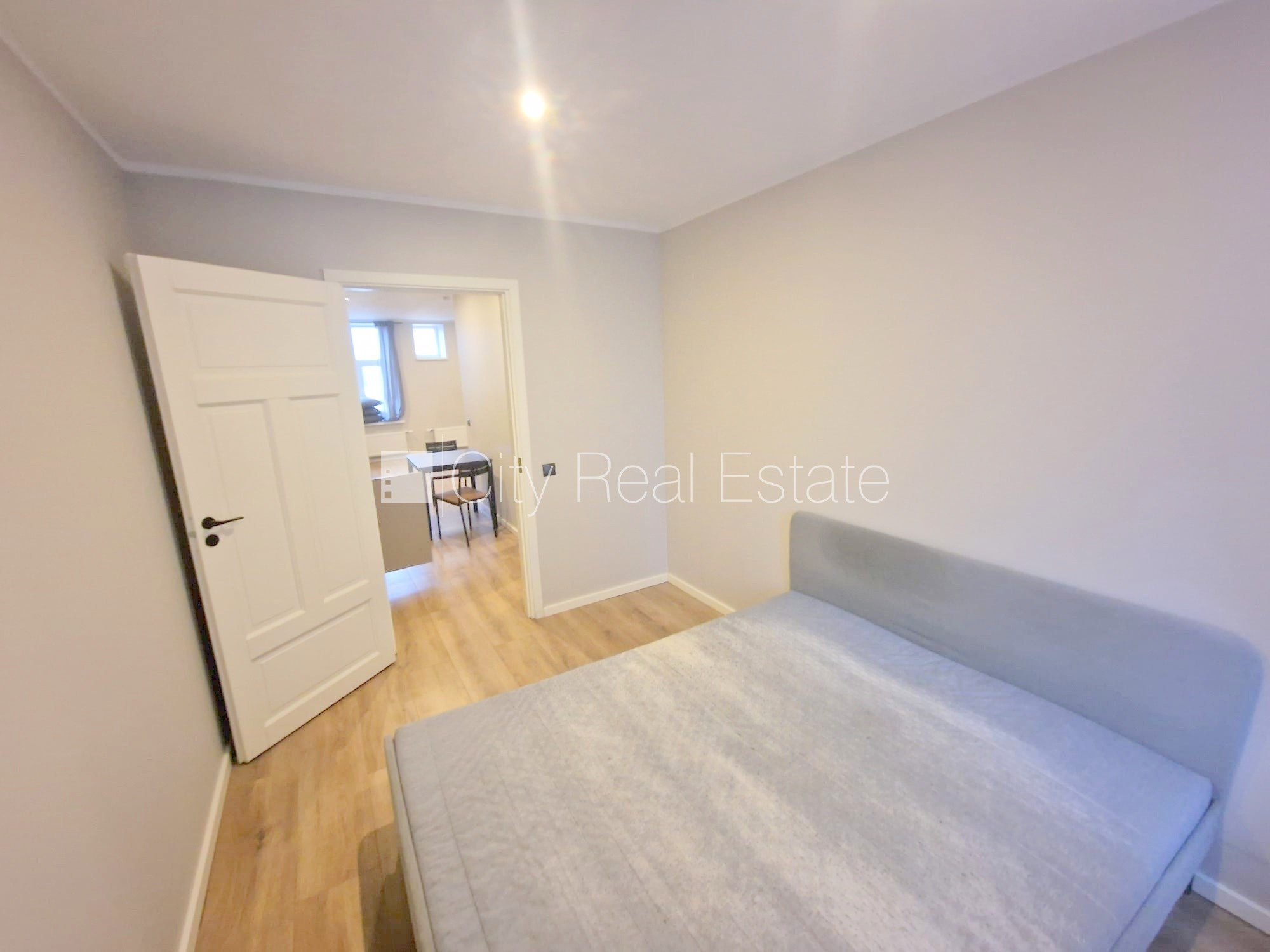 Sludinājumi. Pagalma ēka, renovēta māja, slēgts pagalms, ieeja no ielas un pagalma, kāpņu telpa pēc kapitālā Cena: 430 EUR/mēn Foto #11